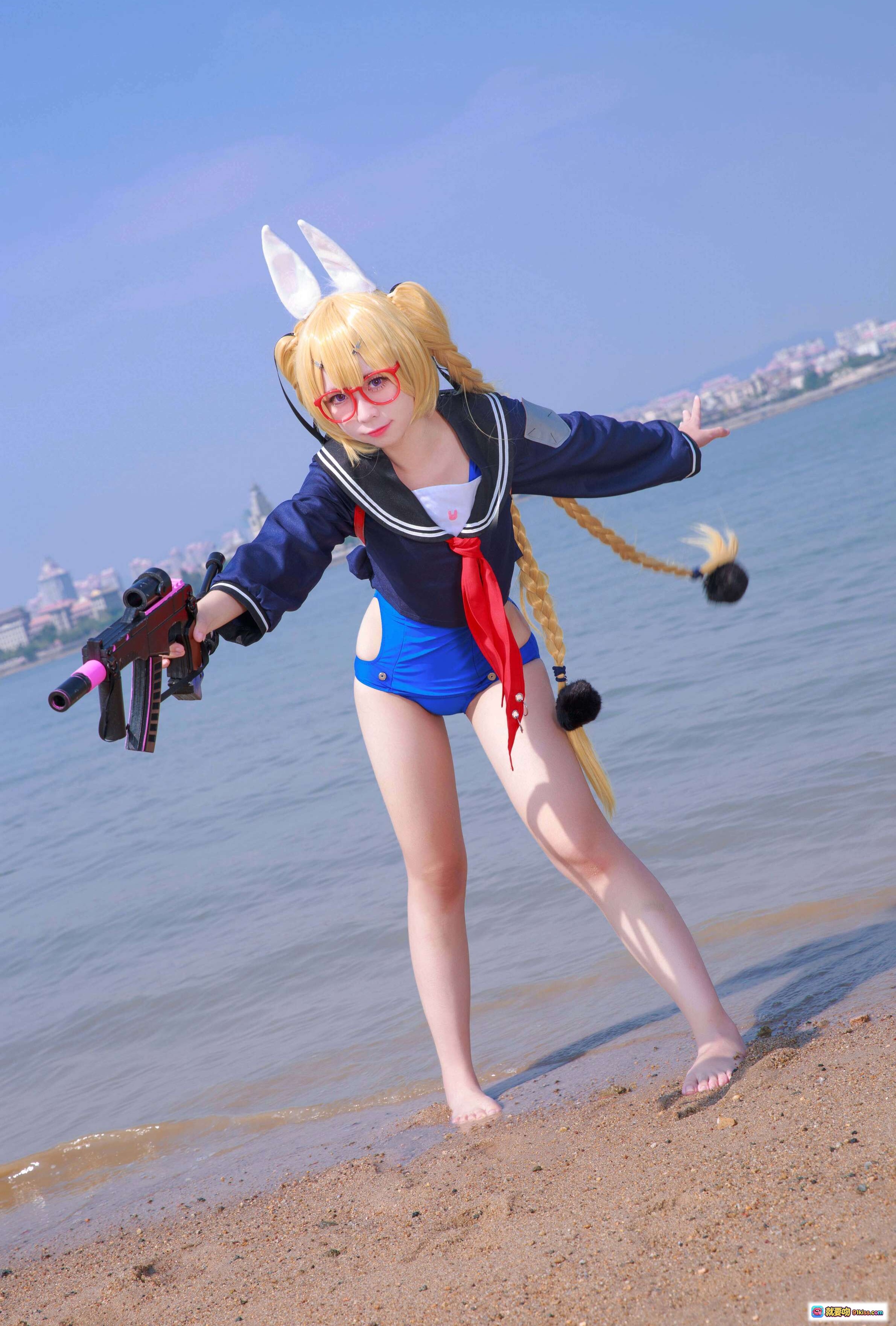 图片[2] - 旋风校服cosplay海边写真 | 金发双马尾兔耳少女 | 红框眼镜蓝泳装背红书包 | G44不会受伤NO.037 - 就要吻