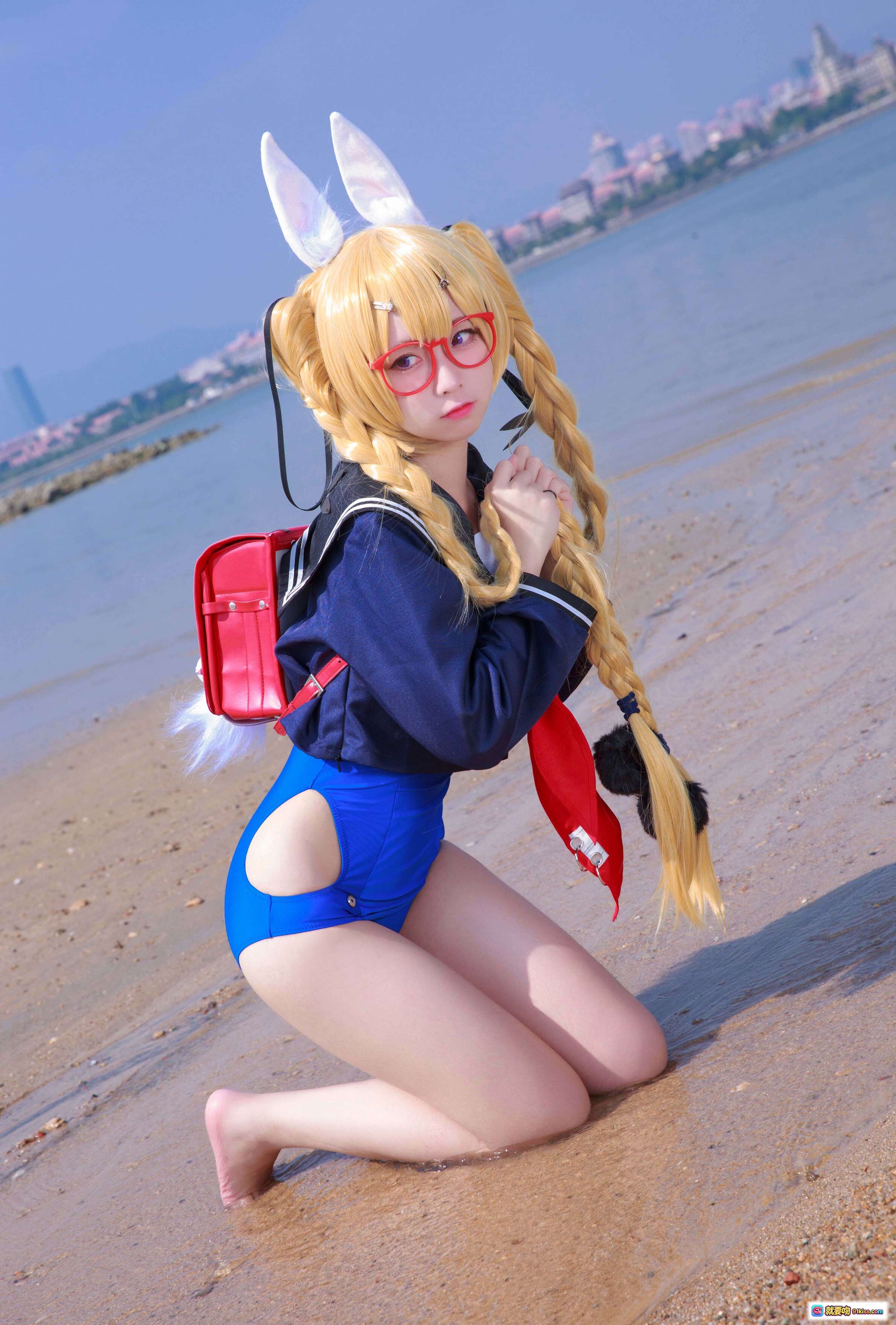 图片[4] - 旋风校服cosplay海边写真 | 金发双马尾兔耳少女 | 红框眼镜蓝泳装背红书包 | G44不会受伤NO.037 - 就要吻