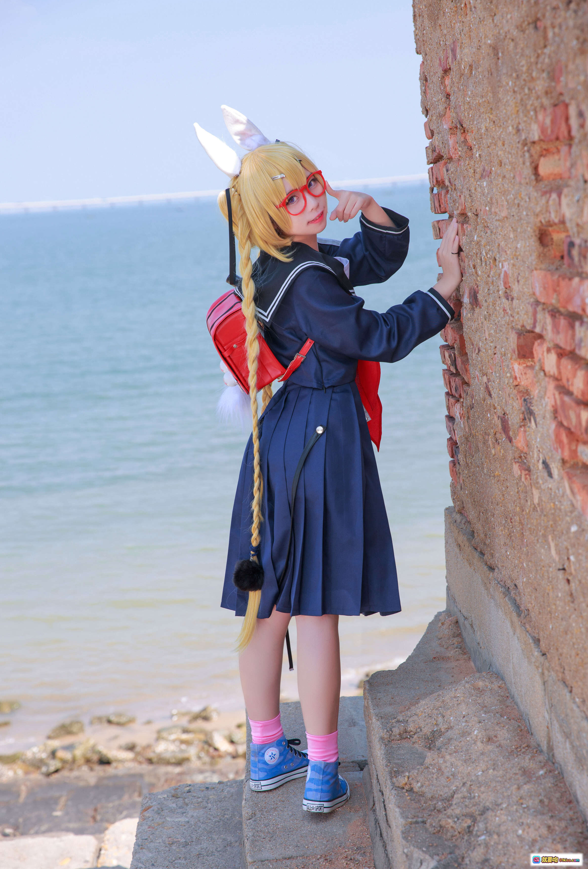 图片[5] - 旋风校服cosplay海边写真 | 金发双马尾兔耳少女 | 红框眼镜蓝泳装背红书包 | G44不会受伤NO.037 - 就要吻