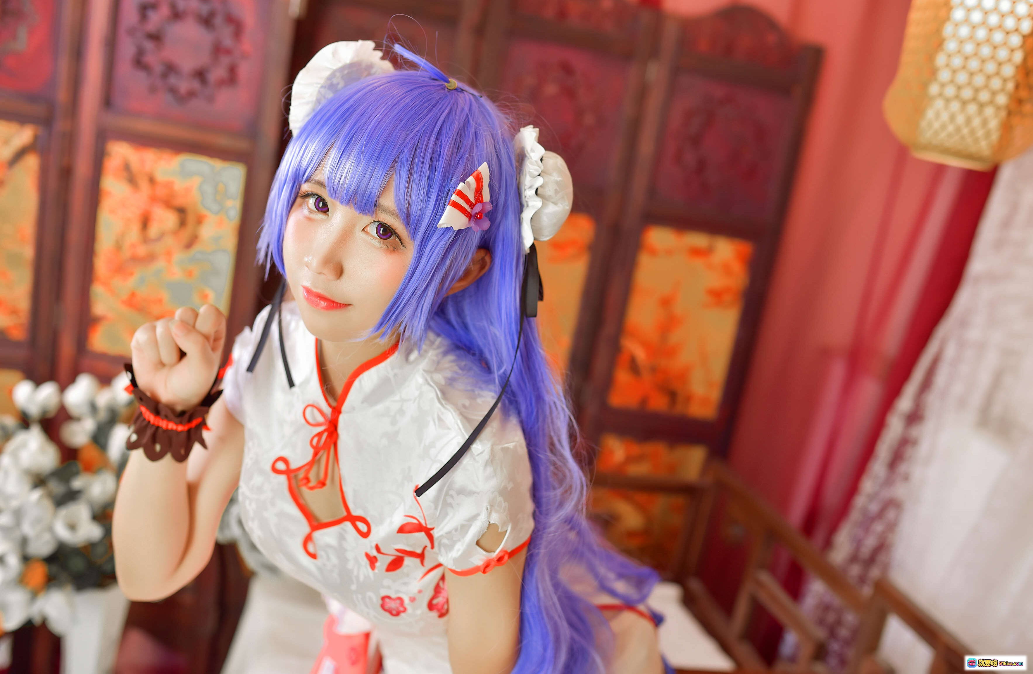 图片[5] - 九曲Jean NO.016 旗袍Cosplay 白色红纹高开叉 二次元蓝发少女 抱独角兽玩偶 古风灯笼背景 室内写真美图 - 就要吻