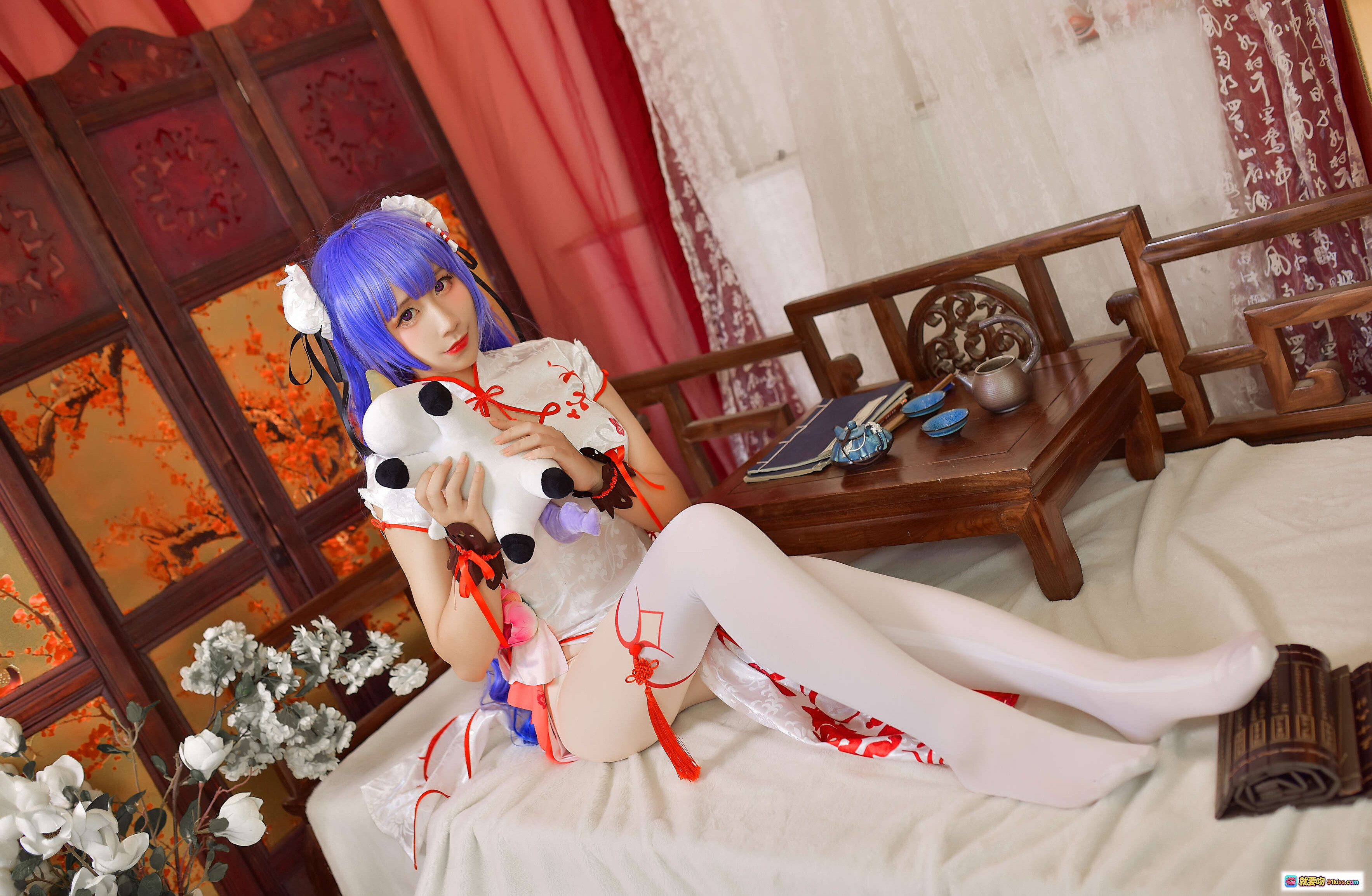 图片[7] - 九曲Jean NO.016 旗袍Cosplay 白色红纹高开叉 二次元蓝发少女 抱独角兽玩偶 古风灯笼背景 室内写真美图 - 就要吻