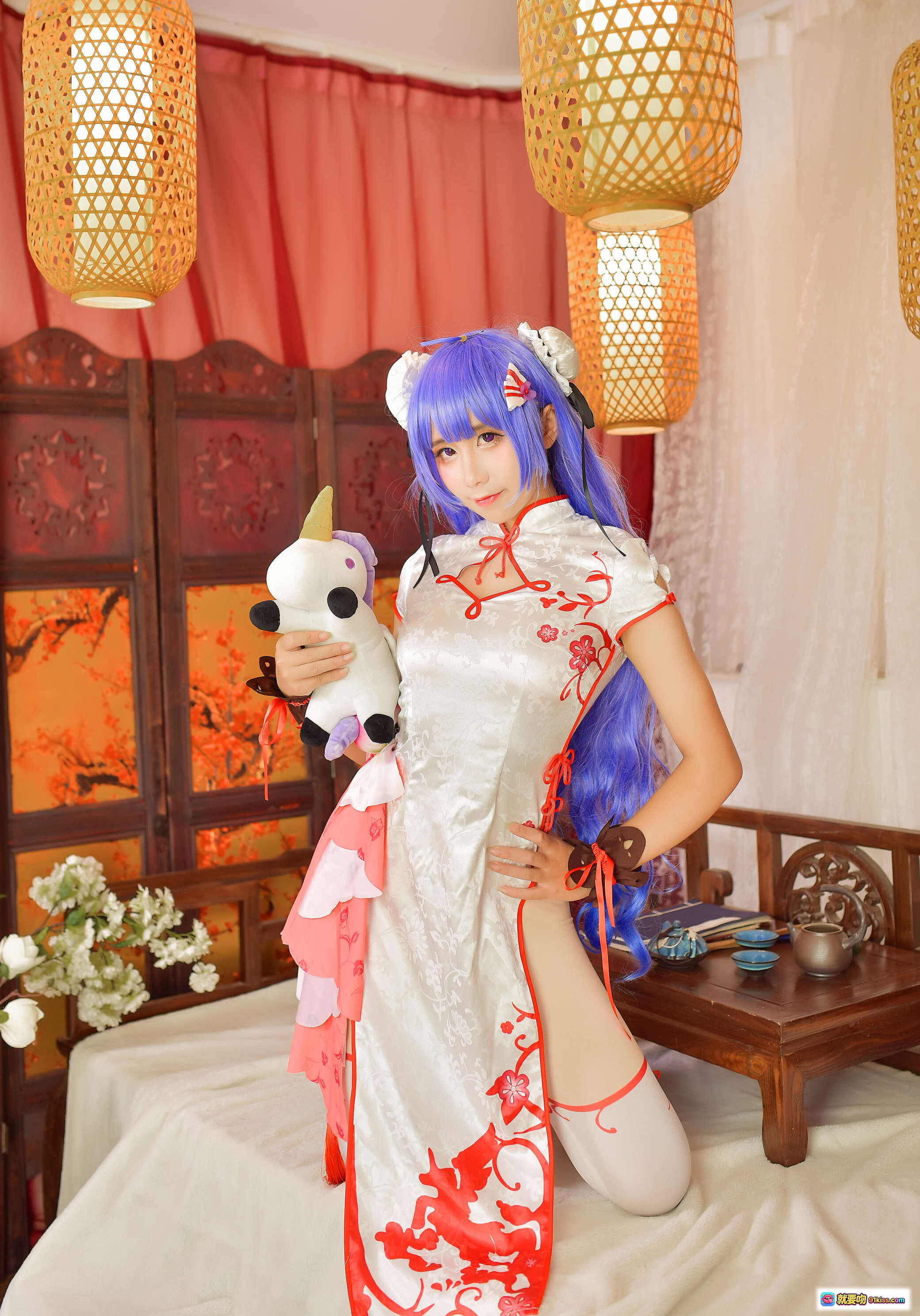 图片[3] - 九曲Jean NO.016 旗袍Cosplay 白色红纹高开叉 二次元蓝发少女 抱独角兽玩偶 古风灯笼背景 室内写真美图 - 就要吻