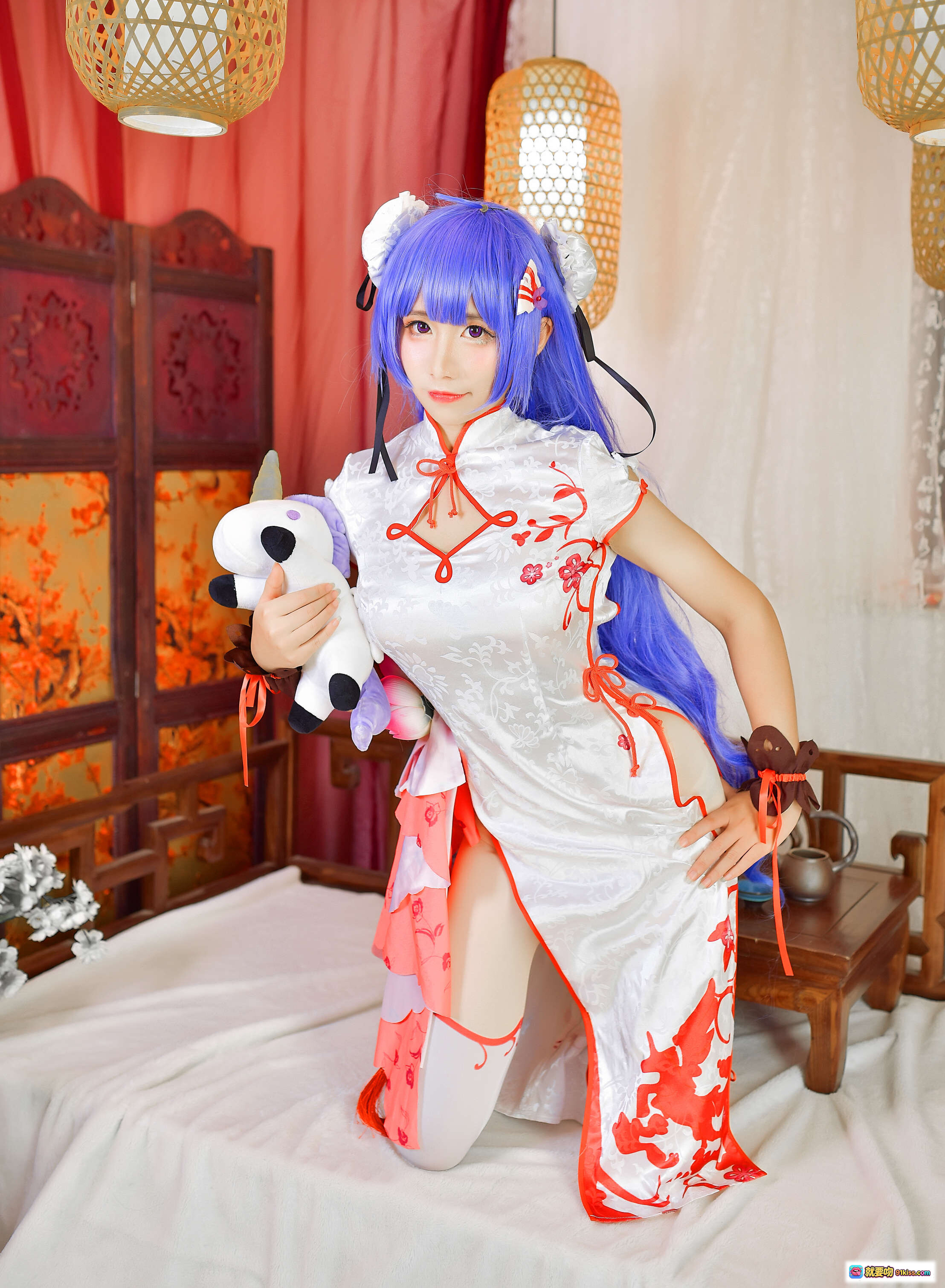 九曲Jean NO.016 旗袍Cosplay 白色红纹高开叉 二次元蓝发少女 抱独角兽玩偶 古风灯笼背景 室内写真美图 - 就要吻
