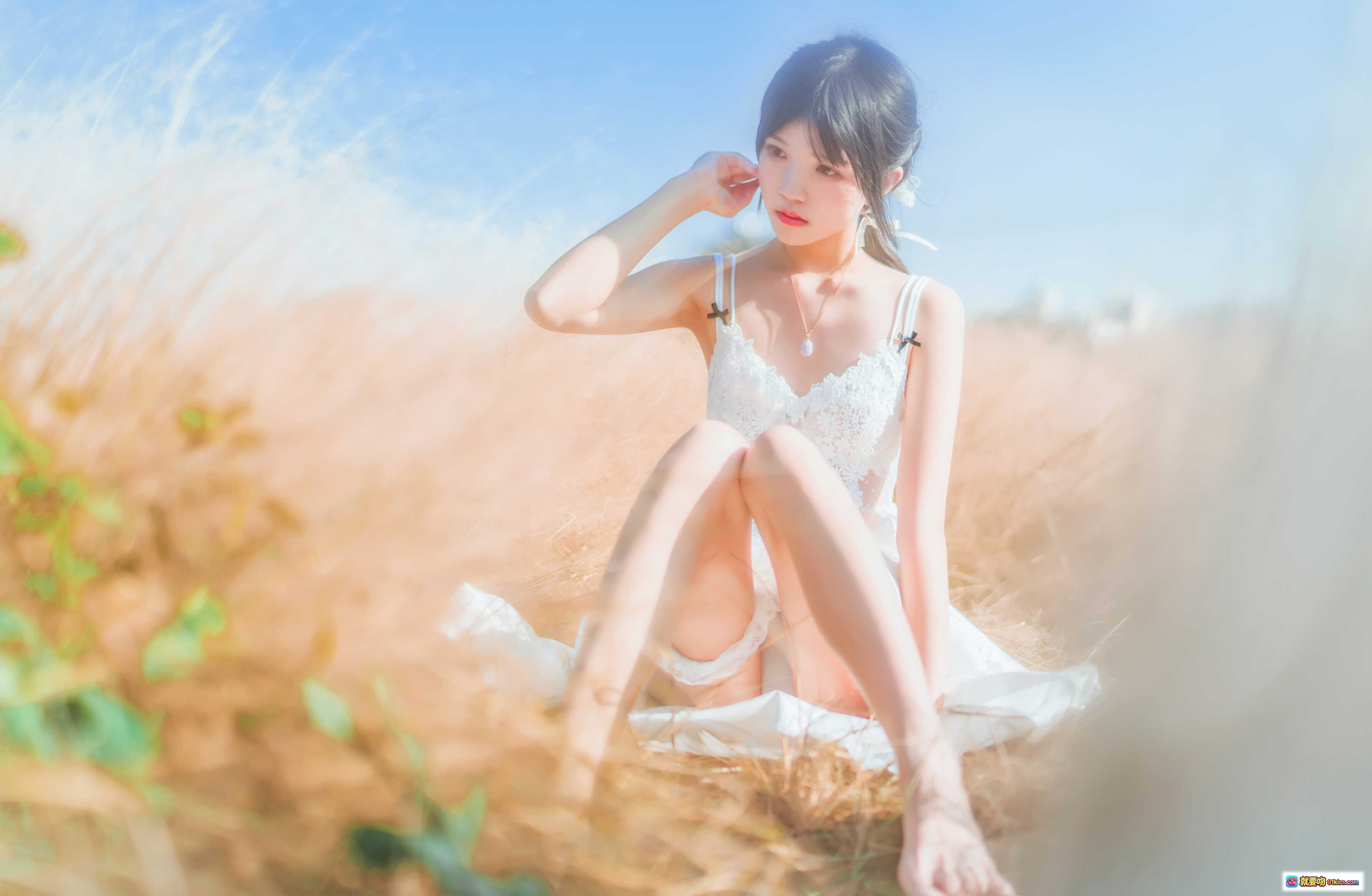 图片[10] - 桜桃喵076原野浪漫写真｜蕾丝内衣+薄纱裙+自然光草地美腿特写｜49P高清图集 - 就要吻