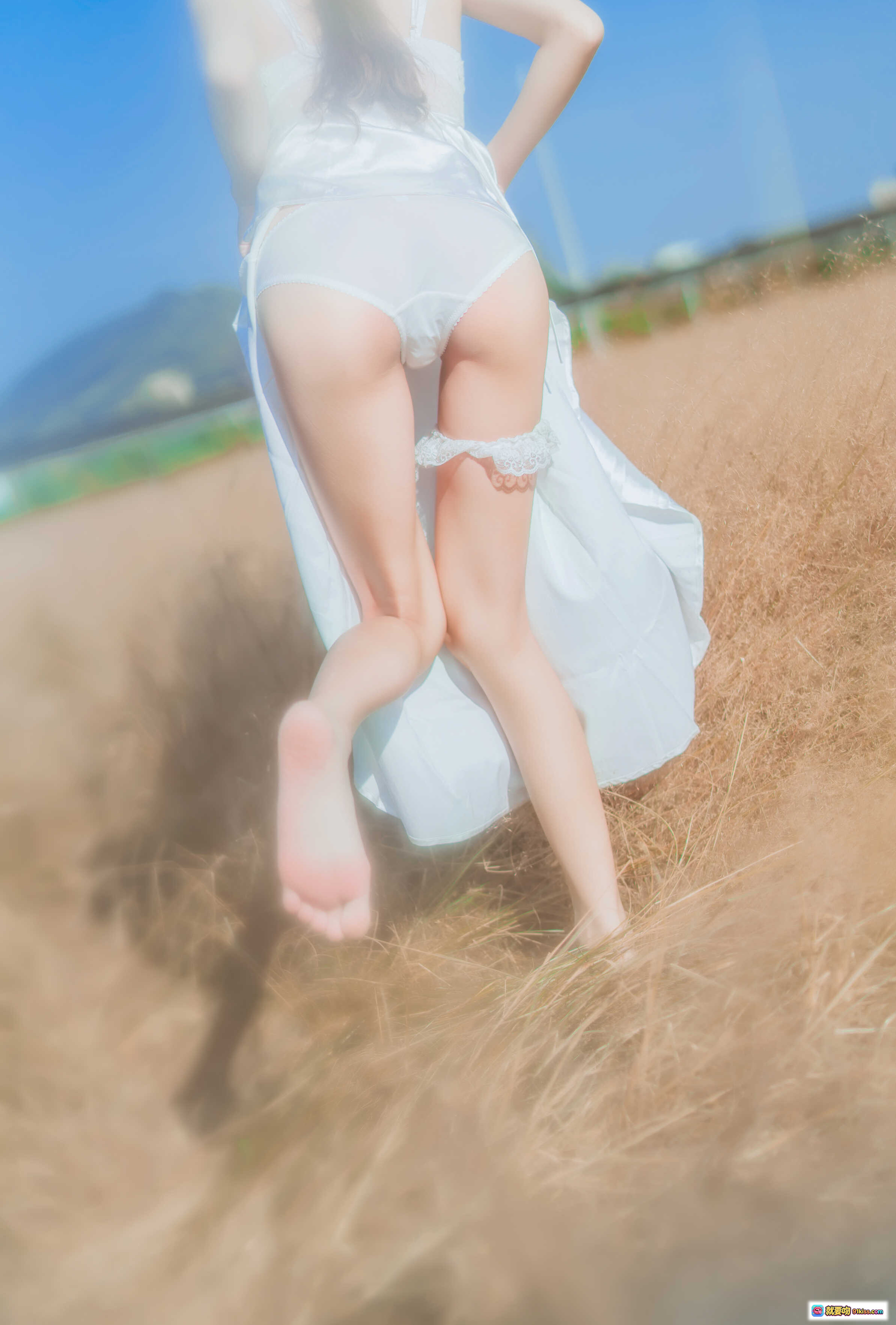 图片[4] - 桜桃喵076原野浪漫写真｜蕾丝内衣+薄纱裙+自然光草地美腿特写｜49P高清图集 - 就要吻