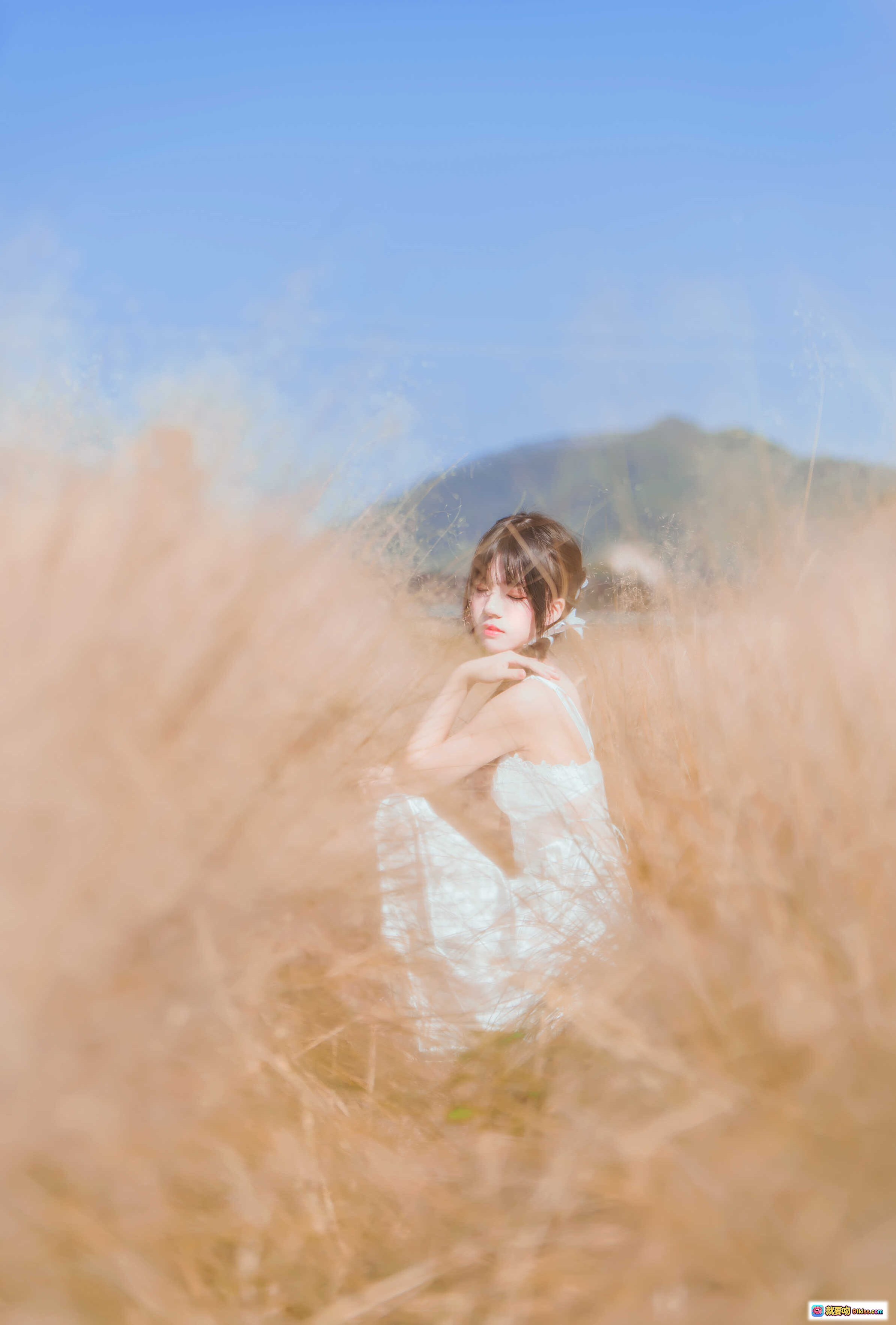 图片[8] - 桜桃喵076原野浪漫写真｜蕾丝内衣+薄纱裙+自然光草地美腿特写｜49P高清图集 - 就要吻