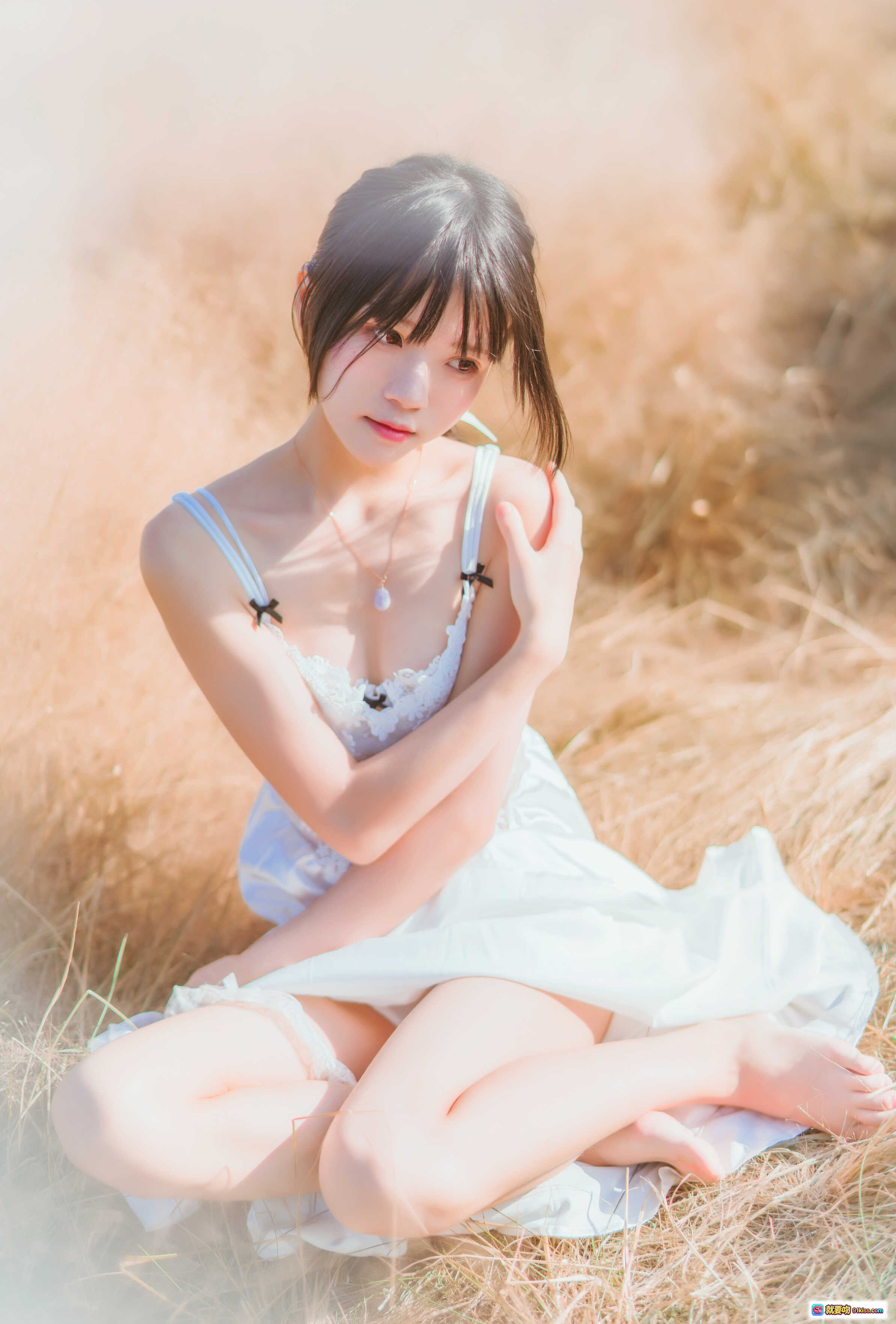 图片[9] - 桜桃喵076原野浪漫写真｜蕾丝内衣+薄纱裙+自然光草地美腿特写｜49P高清图集 - 就要吻