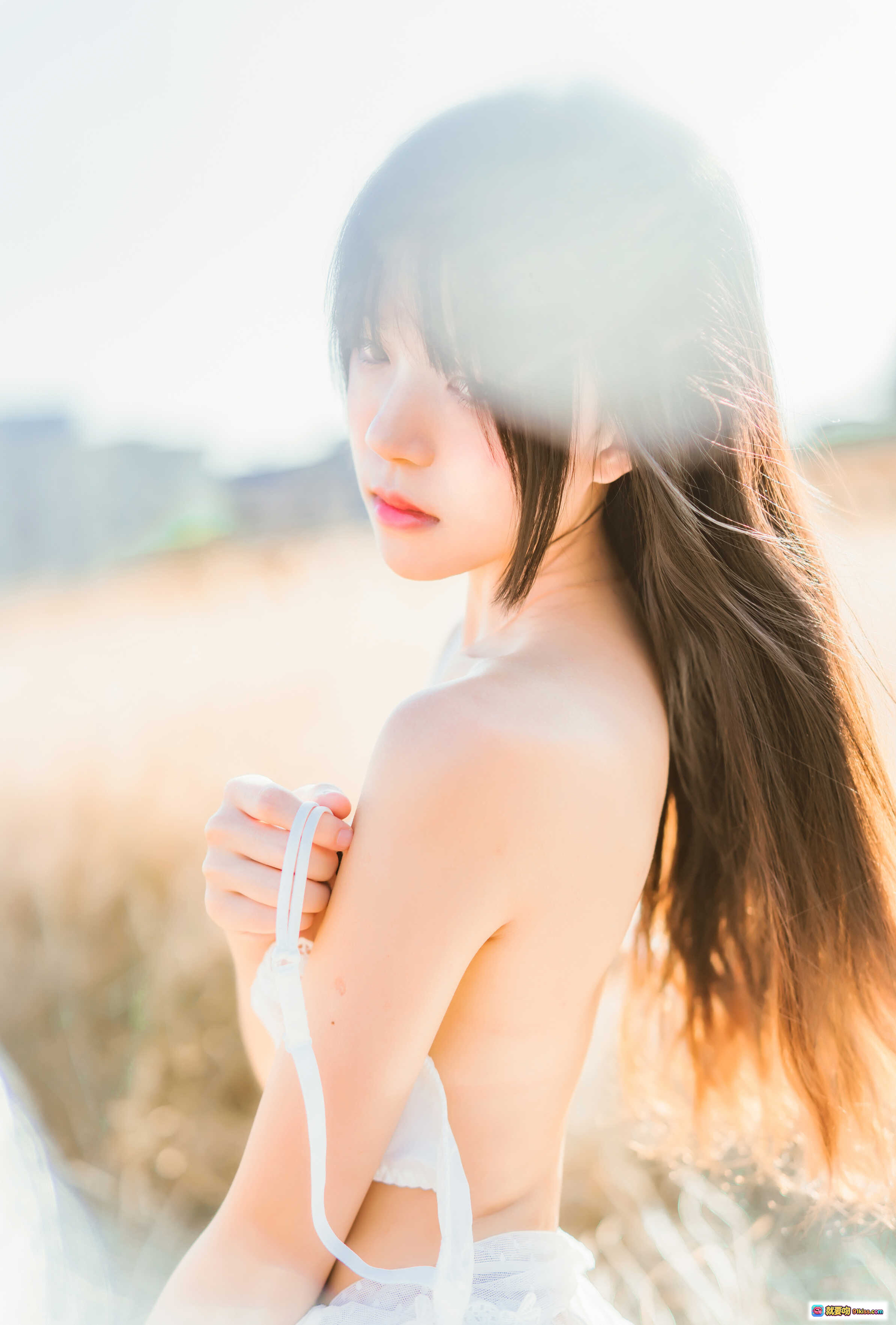 图片[2] - 桜桃喵076原野浪漫写真｜蕾丝内衣+薄纱裙+自然光草地美腿特写｜49P高清图集 - 就要吻