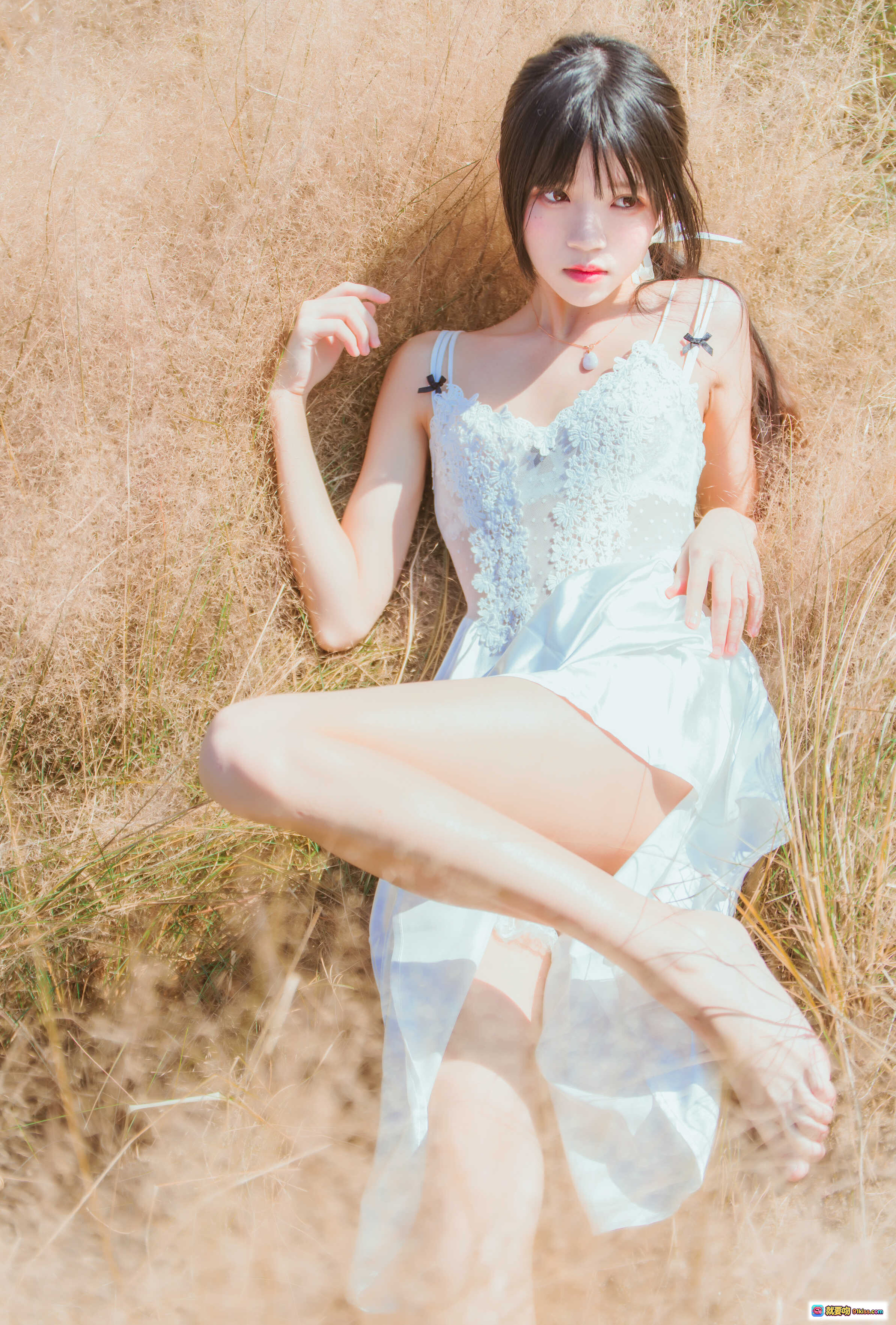 图片[5] - 桜桃喵076原野浪漫写真｜蕾丝内衣+薄纱裙+自然光草地美腿特写｜49P高清图集 - 就要吻