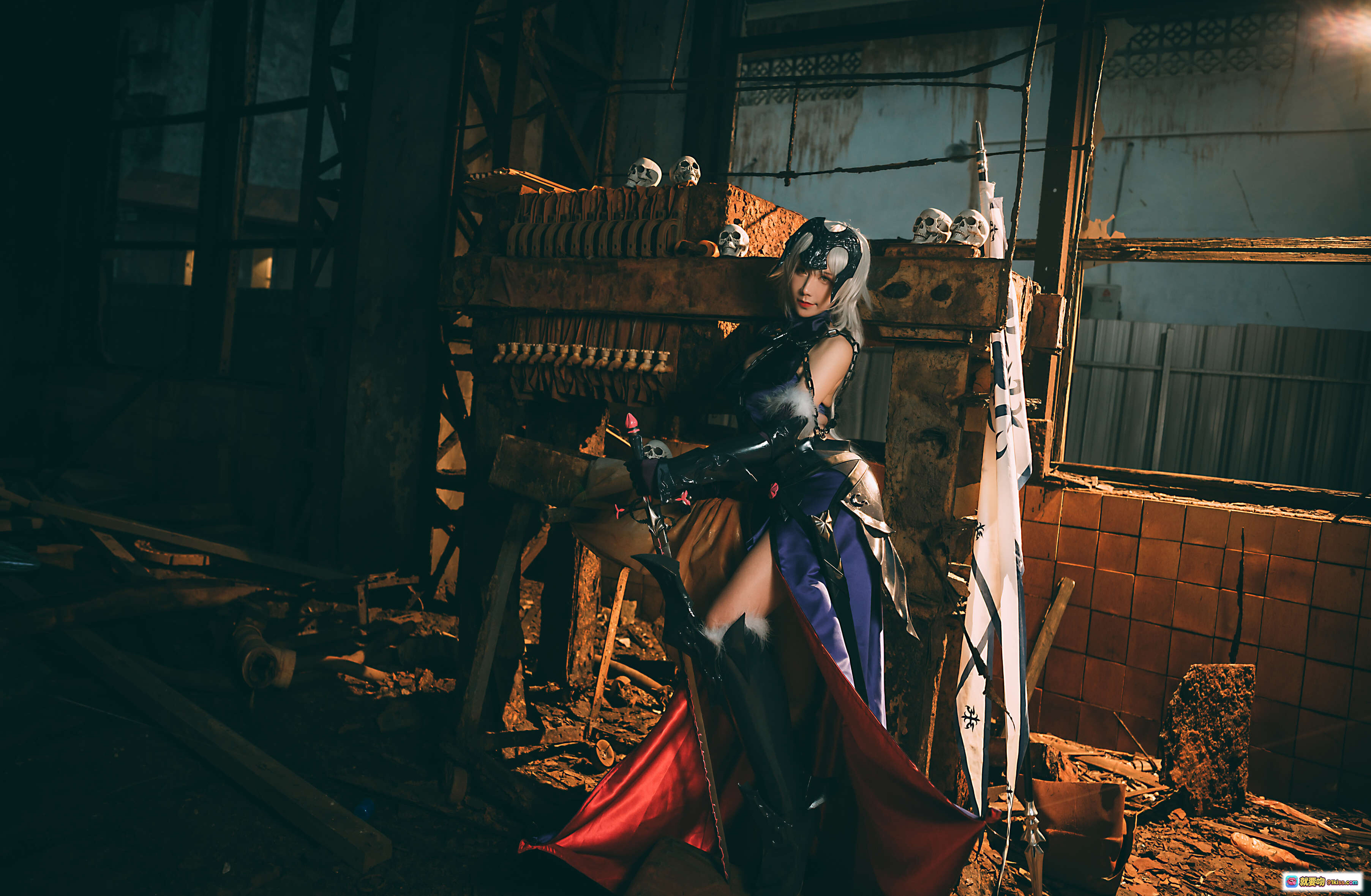 九曲Jean NO.010 黑贞德 Cosplay 美女写真 20P 138MB 废墟场景 暗黑系 装甲战甲 红披风 骷髅装饰 工业风 摄影大片 - 就要吻