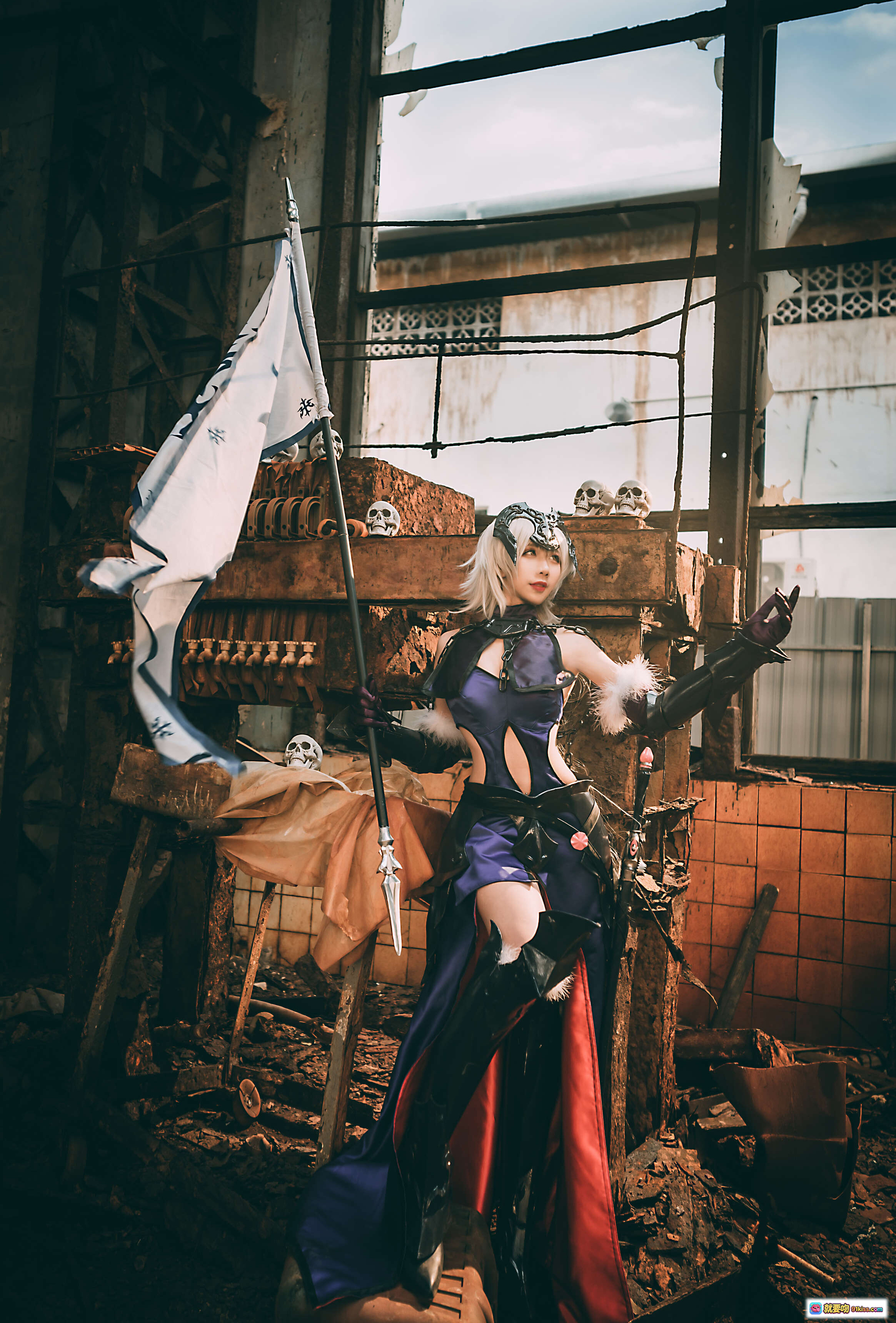 图片[8] - 九曲Jean NO.010 黑贞德 Cosplay 美女写真 20P 138MB 废墟场景 暗黑系 装甲战甲 红披风 骷髅装饰 工业风 摄影大片 - 就要吻