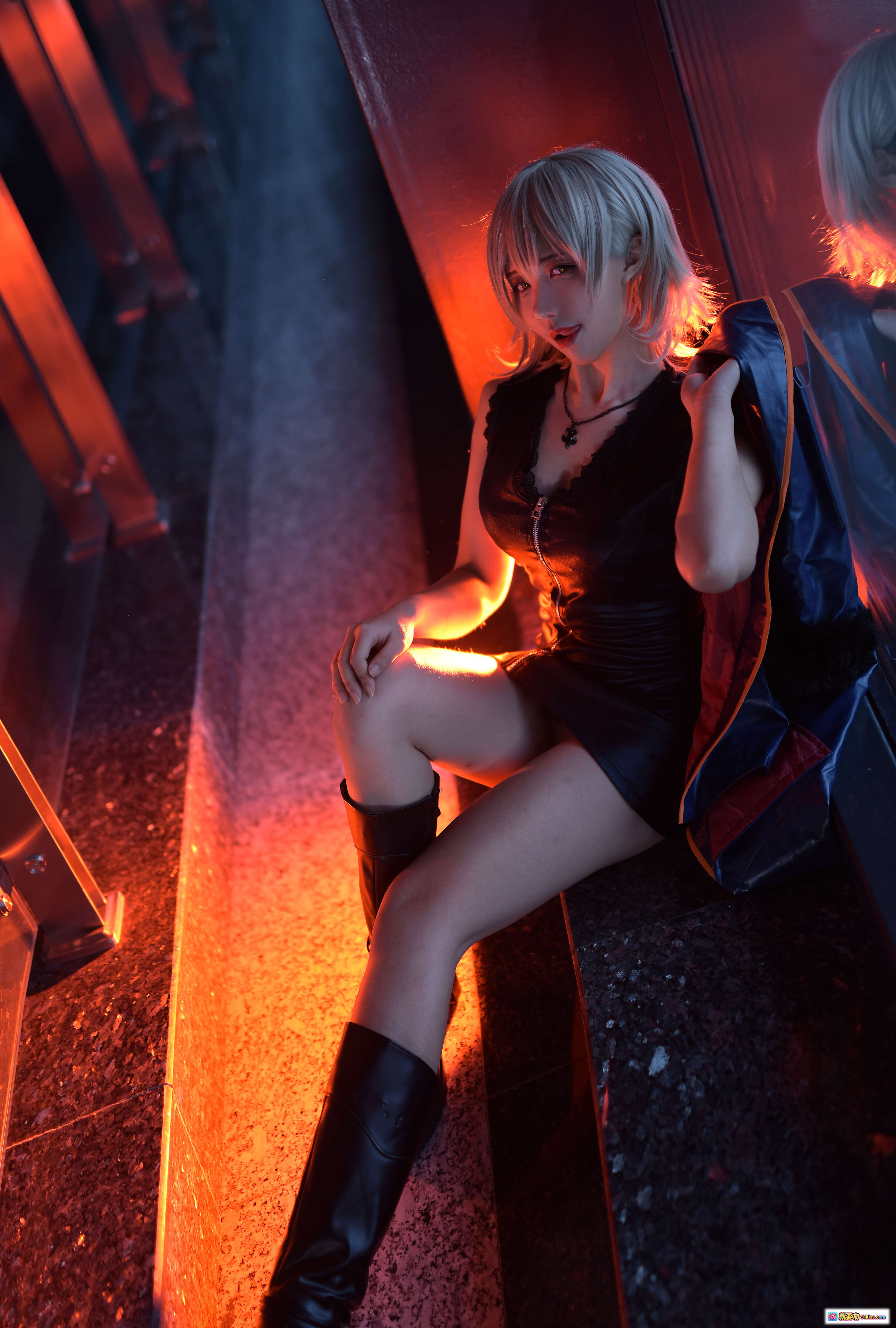 图片[6] - 九曲Jean NO.010 黑贞德 Cosplay 美女写真 20P 138MB 废墟场景 暗黑系 装甲战甲 红披风 骷髅装饰 工业风 摄影大片 - 就要吻