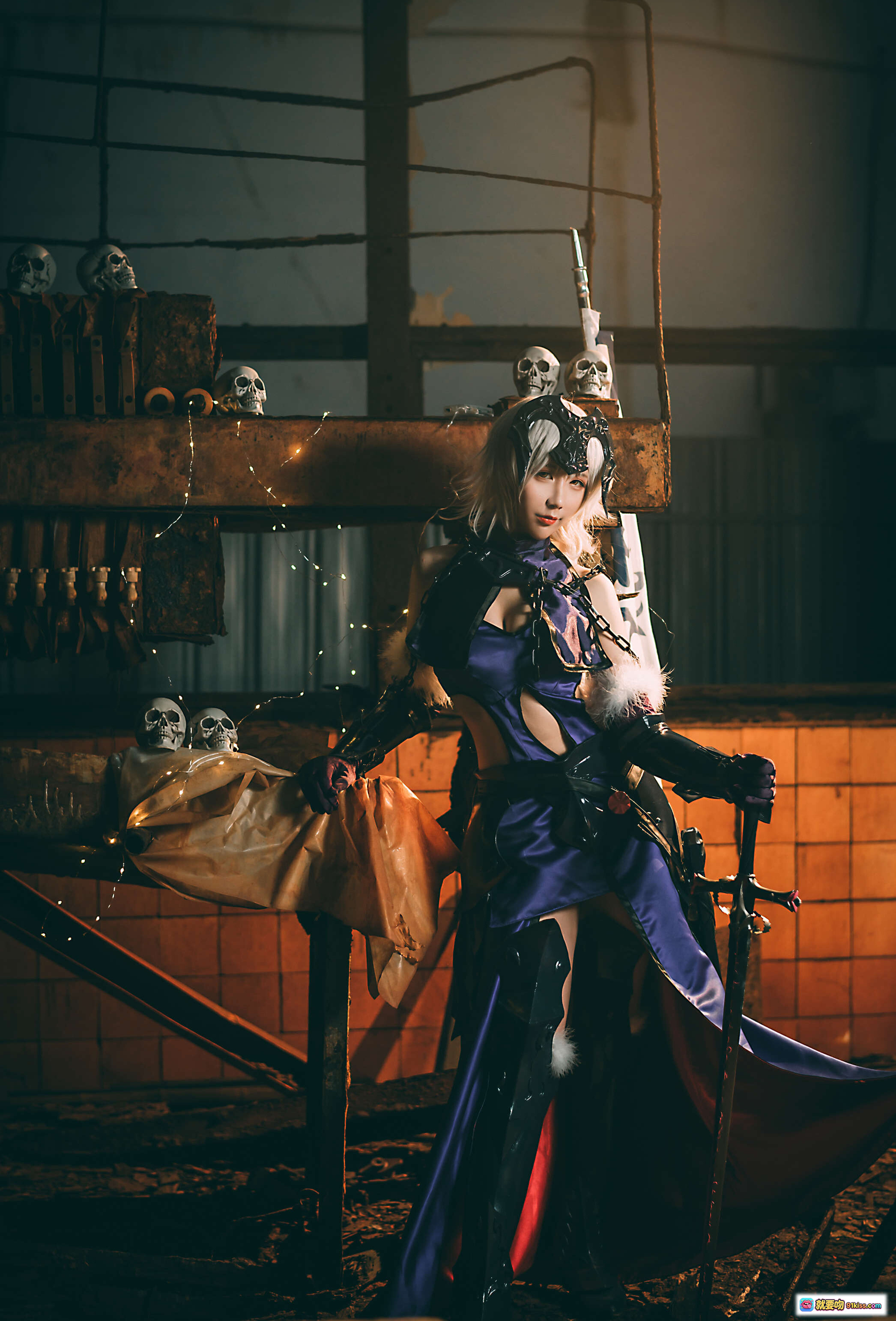 图片[2] - 九曲Jean NO.010 黑贞德 Cosplay 美女写真 20P 138MB 废墟场景 暗黑系 装甲战甲 红披风 骷髅装饰 工业风 摄影大片 - 就要吻