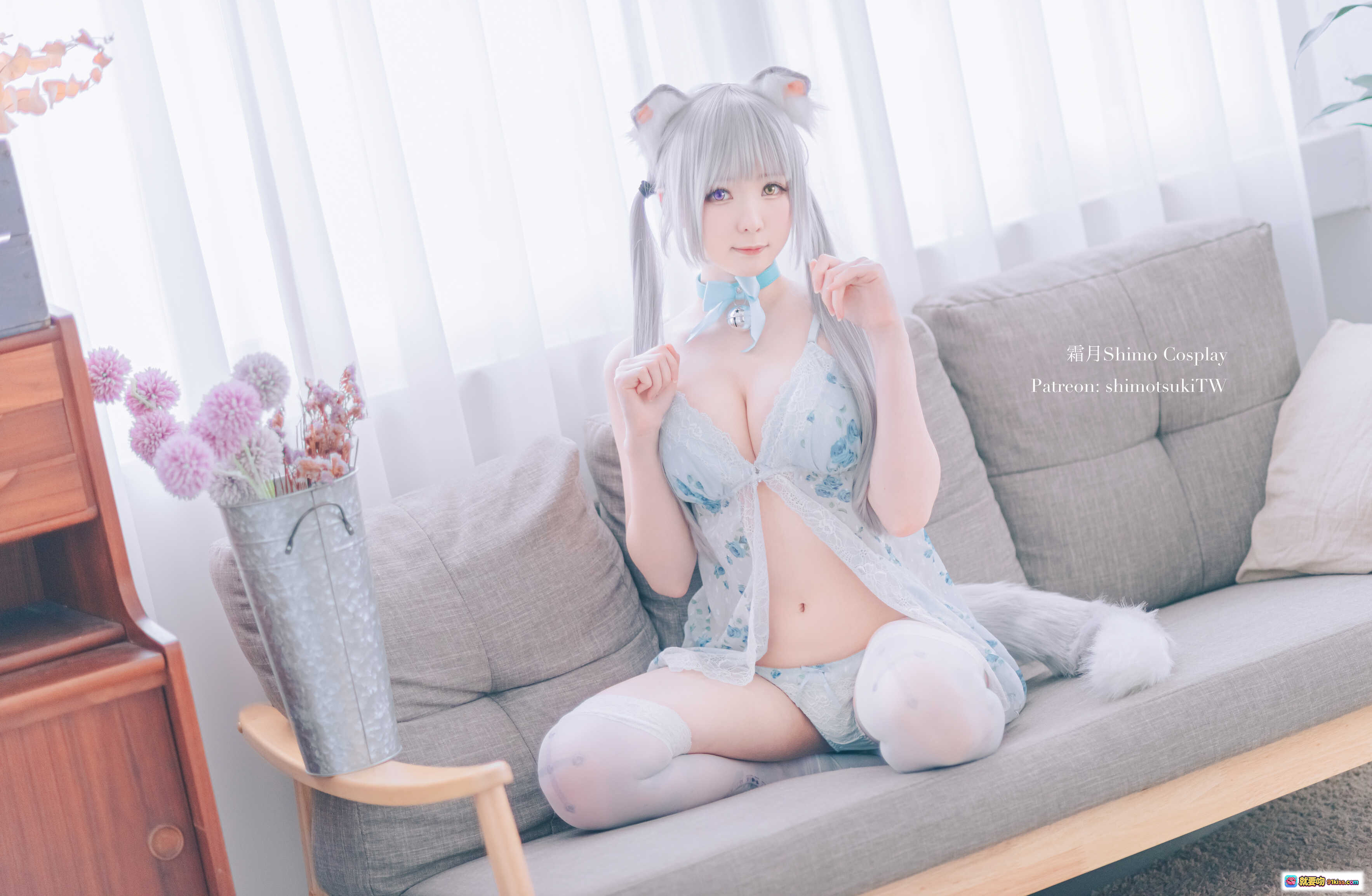 图片[5] - 霜月shimo Cosplay 灰色猫耳少女 花纹贝比娃娃裙 白丝蕾丝袜 毛绒尾巴 黄色沙发写真 15P高清图集 - 就要吻