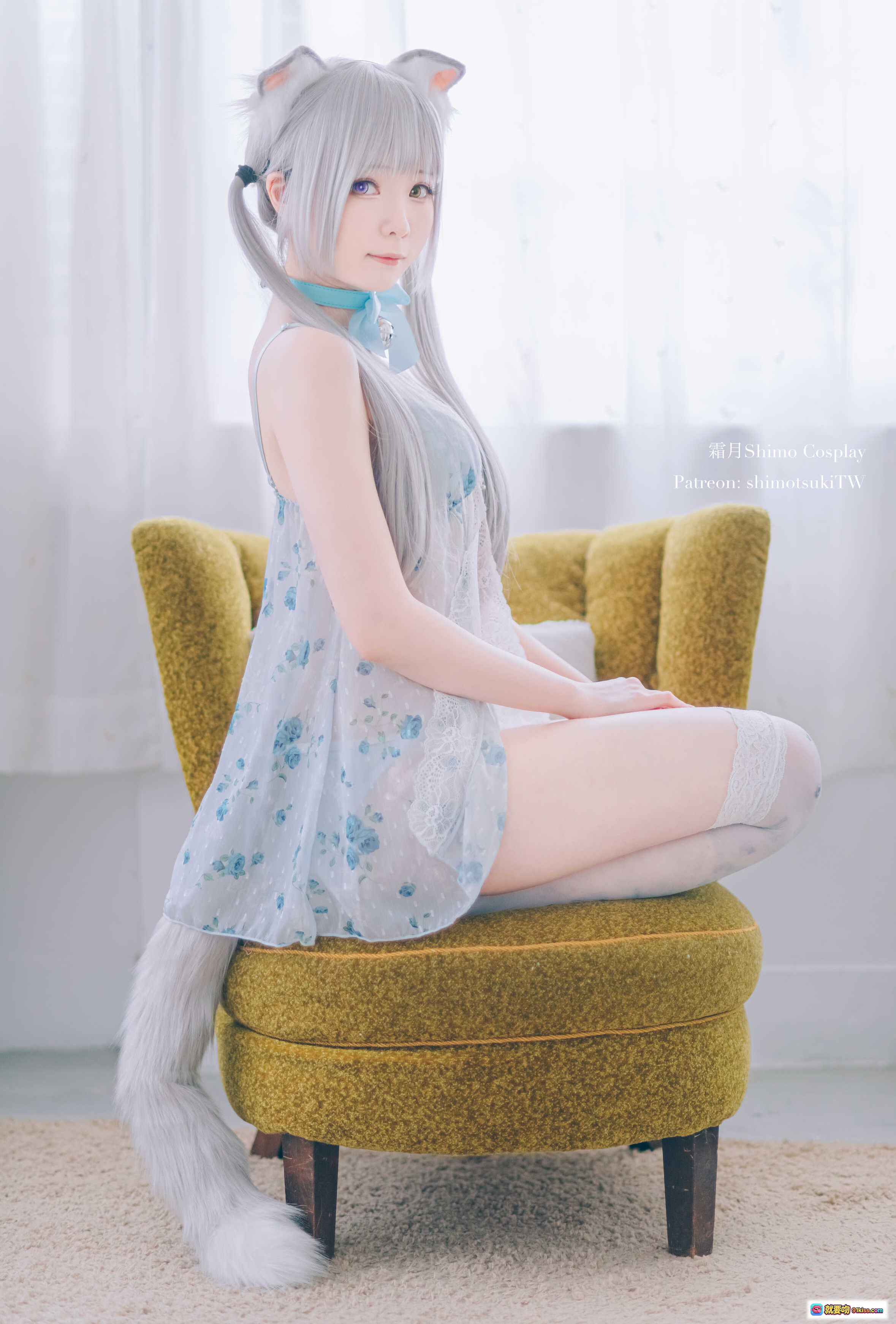 霜月shimo Cosplay 灰色猫耳少女 花纹贝比娃娃裙 白丝蕾丝袜 毛绒尾巴 黄色沙发写真 15P高清图集 - 就要吻