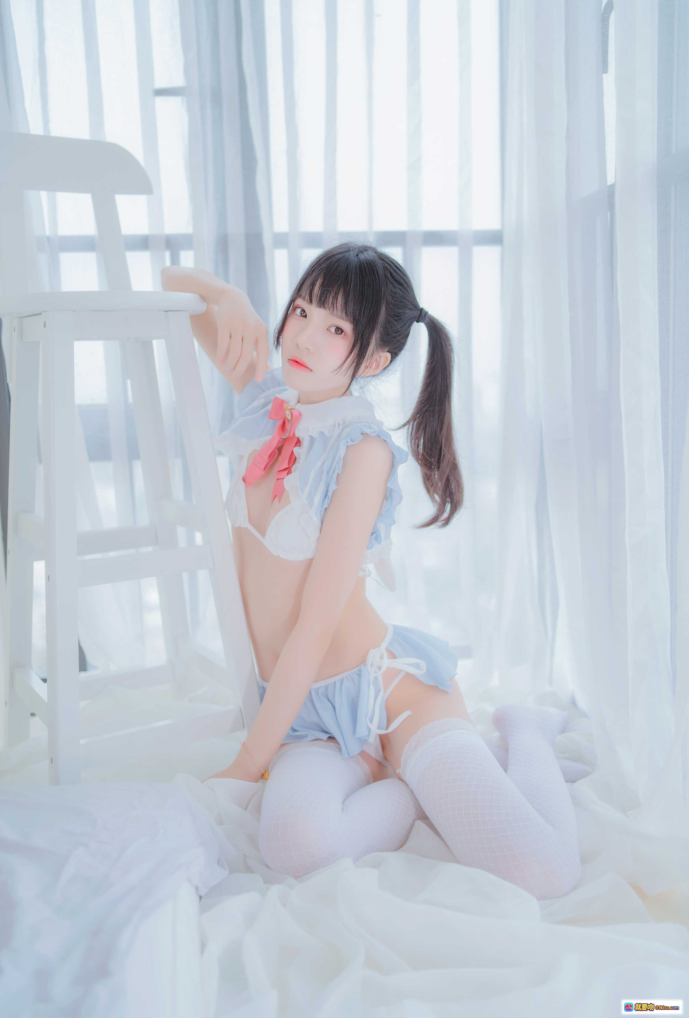 图片[8] - 桜桃喵049爱丽丝的兔子写真集 白色渔网袜+蓝色荷叶边内裤 甜美少女风私房照 76P高清图包 - 就要吻