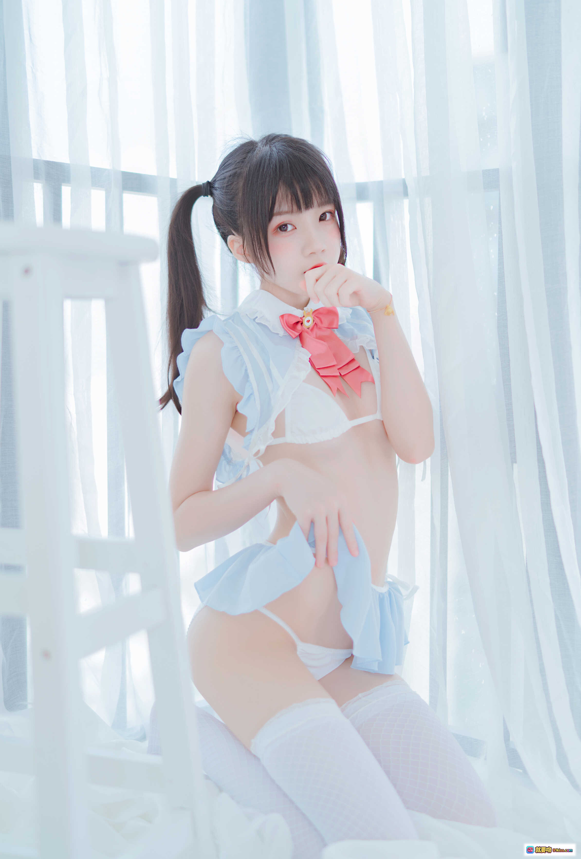 图片[9] - 桜桃喵049爱丽丝的兔子写真集 白色渔网袜+蓝色荷叶边内裤 甜美少女风私房照 76P高清图包 - 就要吻