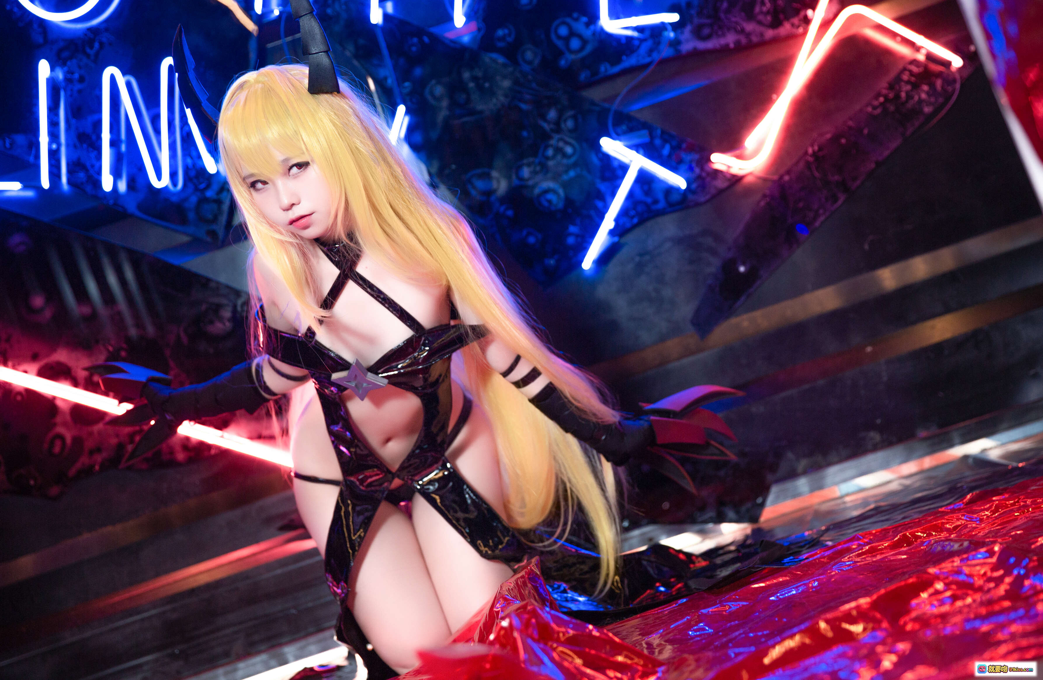 图片[8] - G44不会受伤 NO.038 小暗darkness 黑色恶魔风cosplay 金发角饰 霓虹灯光场景 性感写真 20P高清图集 - 就要吻