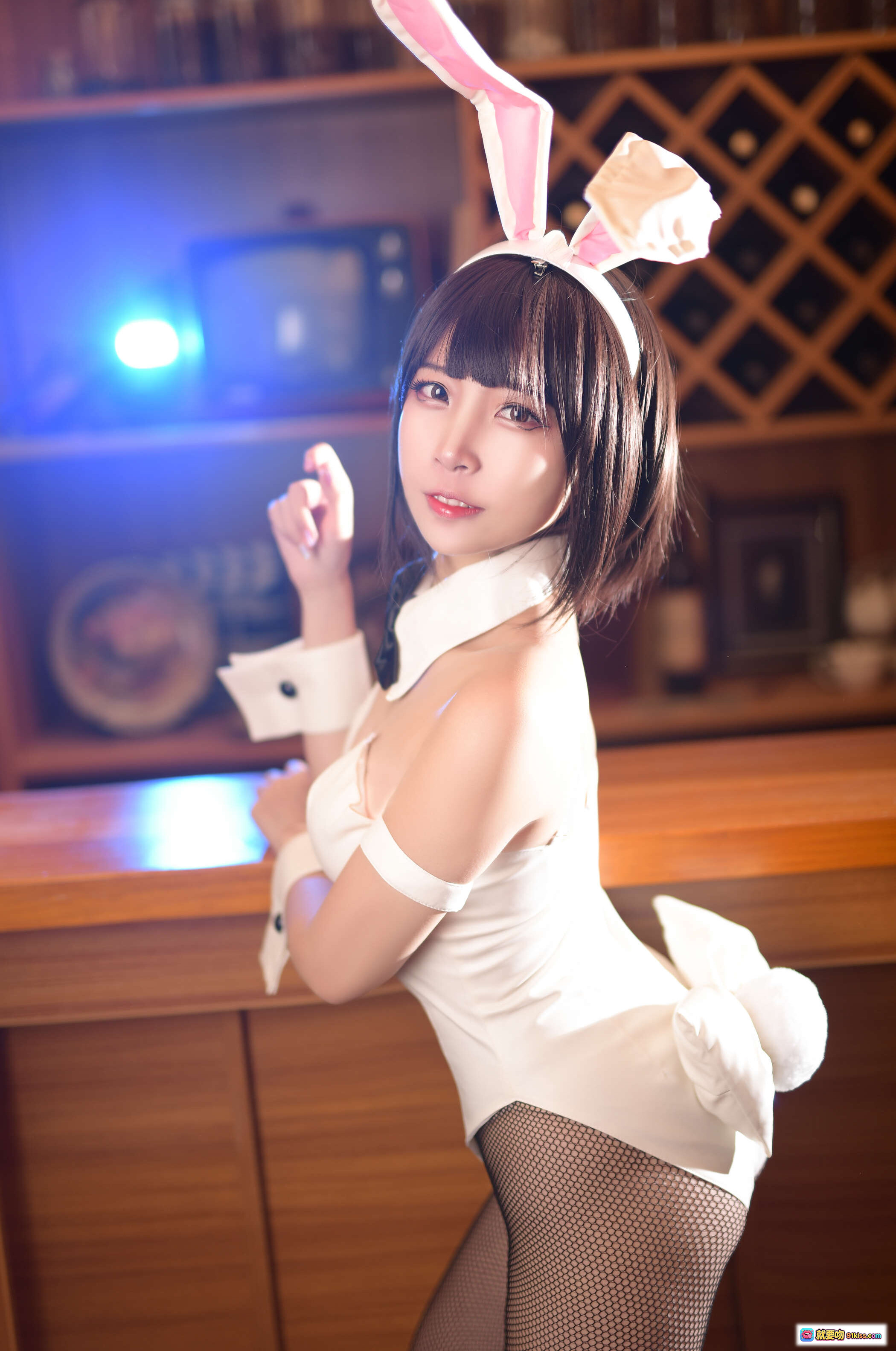 图片[9] - 加藤惠兔女郎写真 | 二佐Nisa NO.016 | 白色制服+渔网袜+高跟鞋 | 酒吧场景性感摆拍 | 19P高清图集 - 就要吻