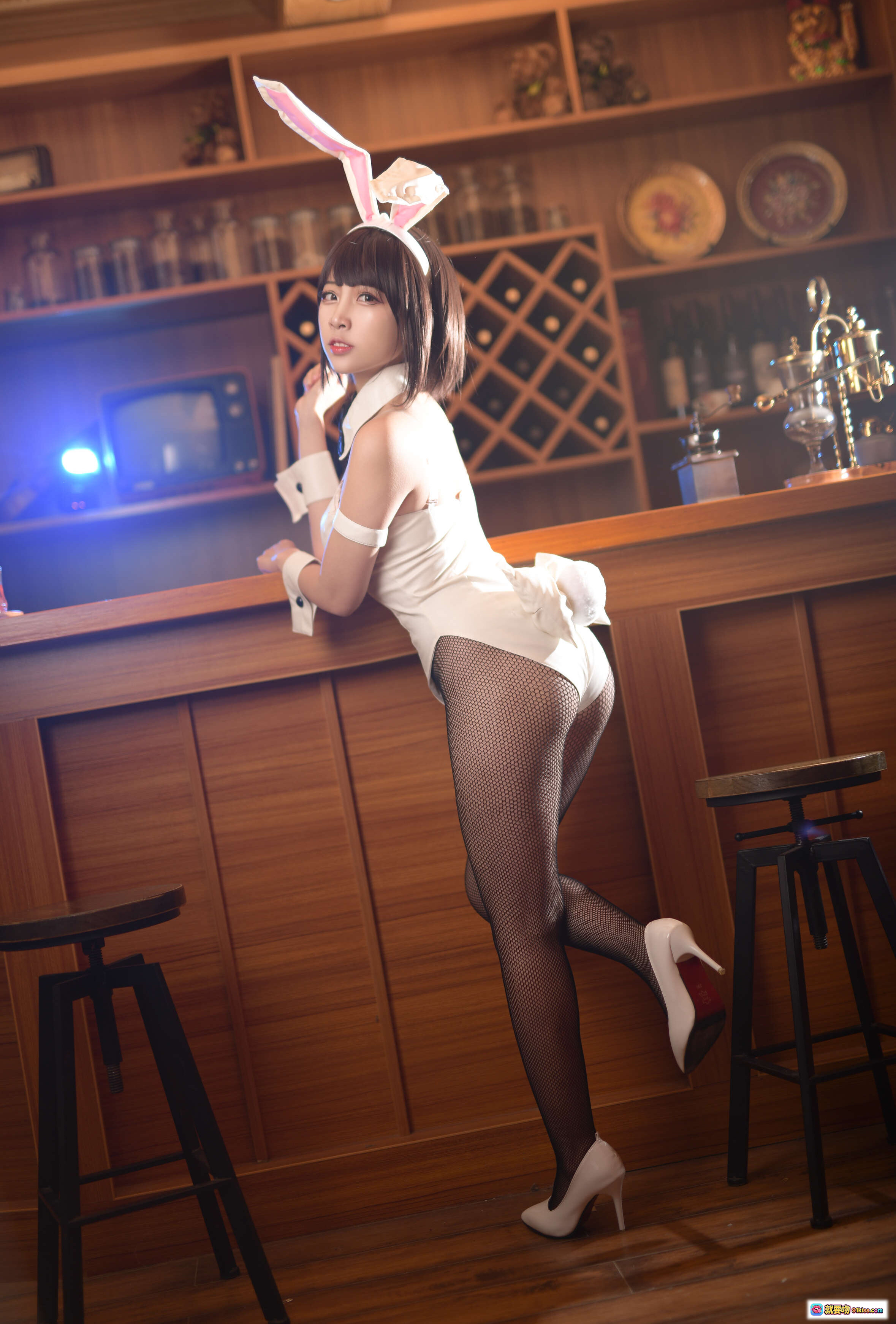 加藤惠兔女郎写真 | 二佐Nisa NO.016 | 白色制服+渔网袜+高跟鞋 | 酒吧场景性感摆拍 | 19P高清图集 - 就要吻