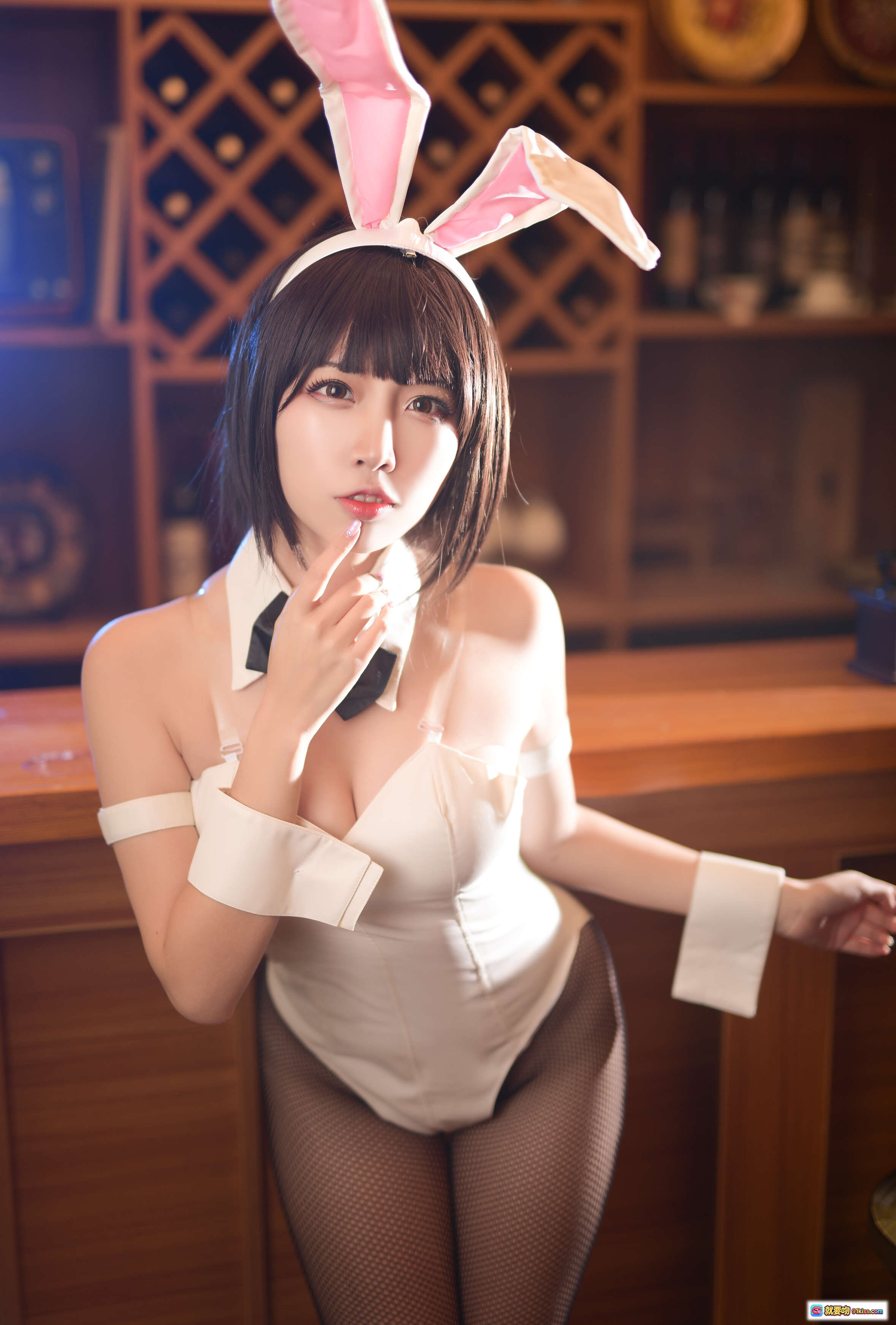 图片[4] - 加藤惠兔女郎写真 | 二佐Nisa NO.016 | 白色制服+渔网袜+高跟鞋 | 酒吧场景性感摆拍 | 19P高清图集 - 就要吻