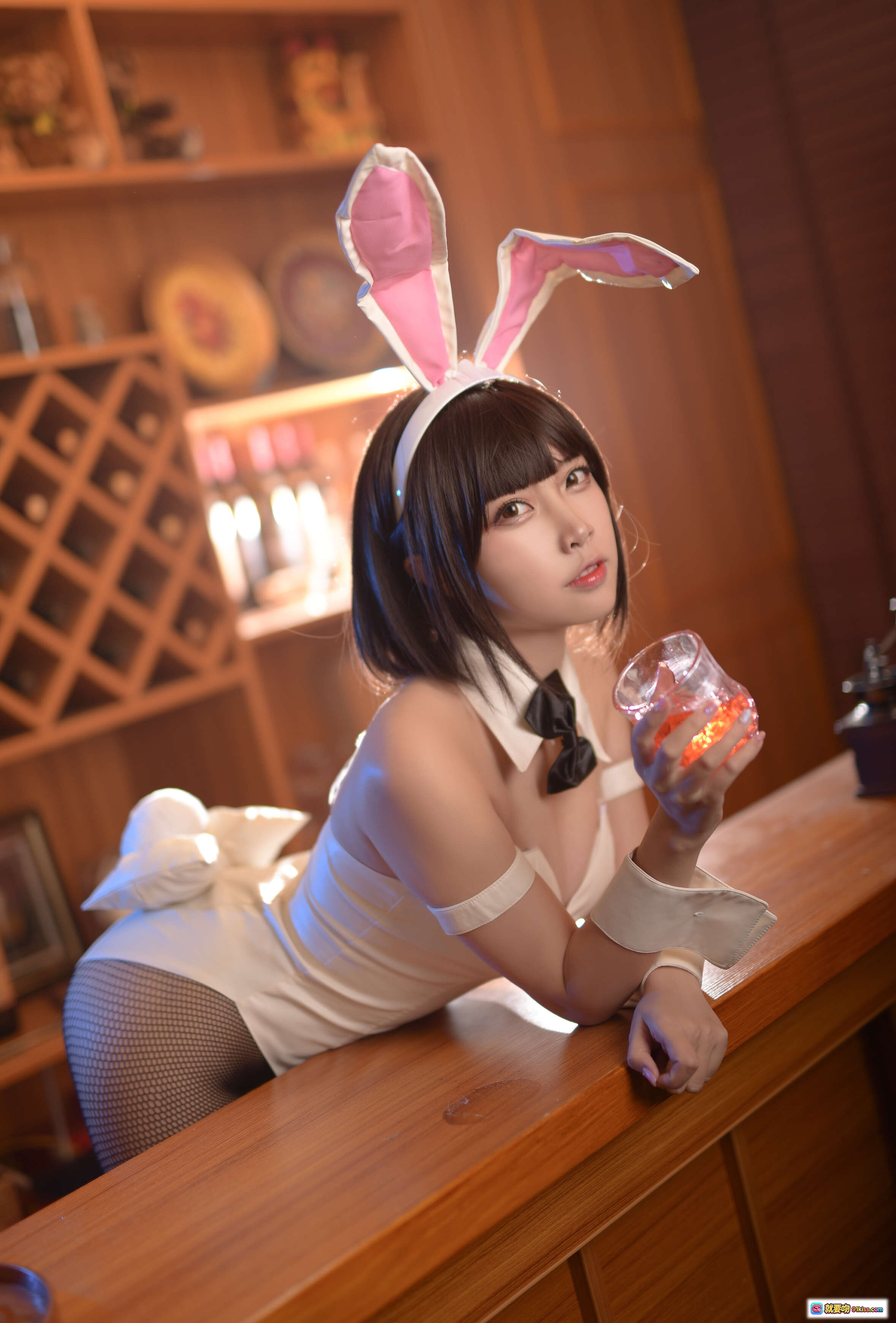 图片[5] - 加藤惠兔女郎写真 | 二佐Nisa NO.016 | 白色制服+渔网袜+高跟鞋 | 酒吧场景性感摆拍 | 19P高清图集 - 就要吻