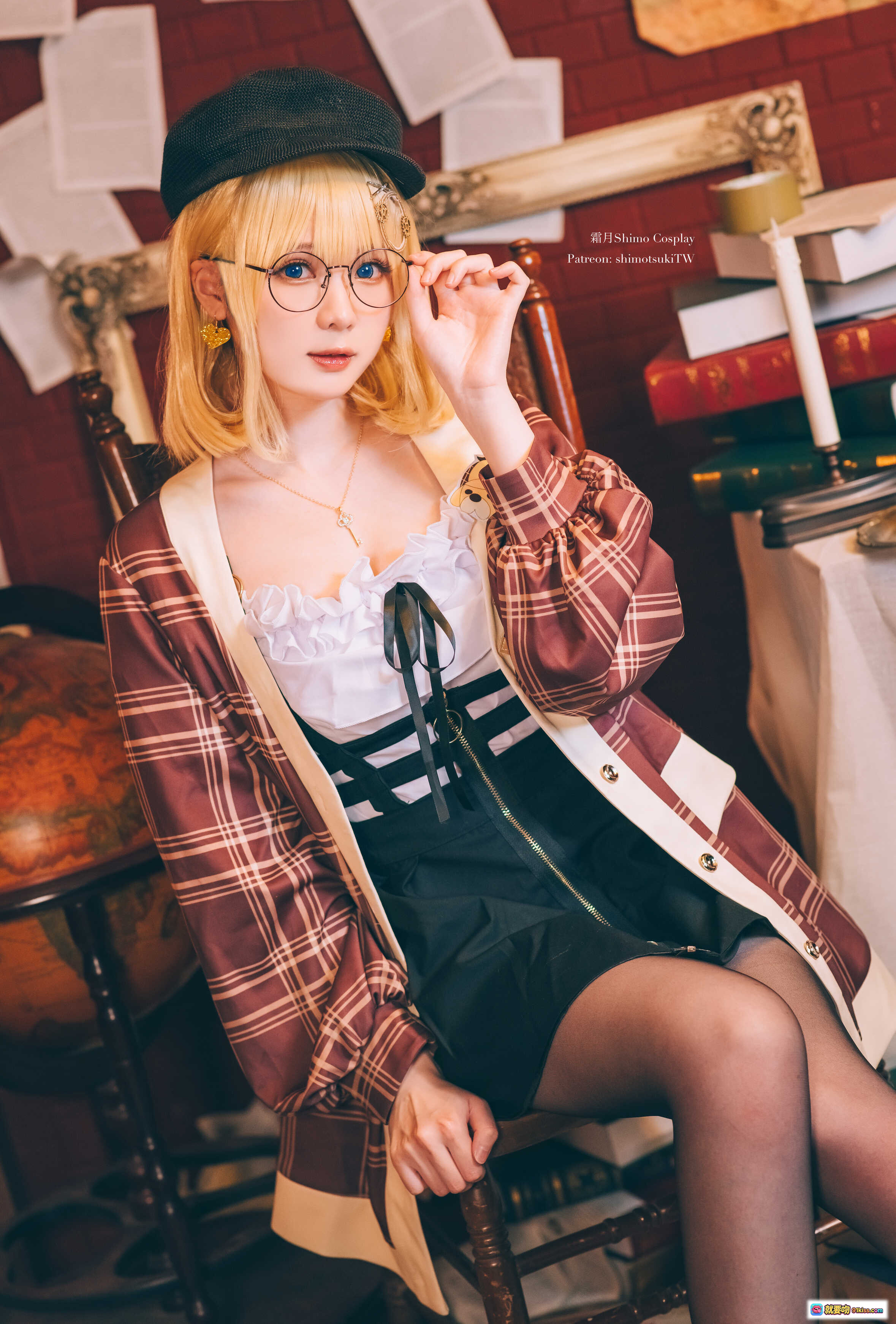 图片[8] - 霜月Shimo Cosplay华生·阿米莉亚 | 金发蓝瞳格纹外套 | 复古侦探风写真 | 精致配饰与蕾丝细节 | 高清11P美图 - 就要吻