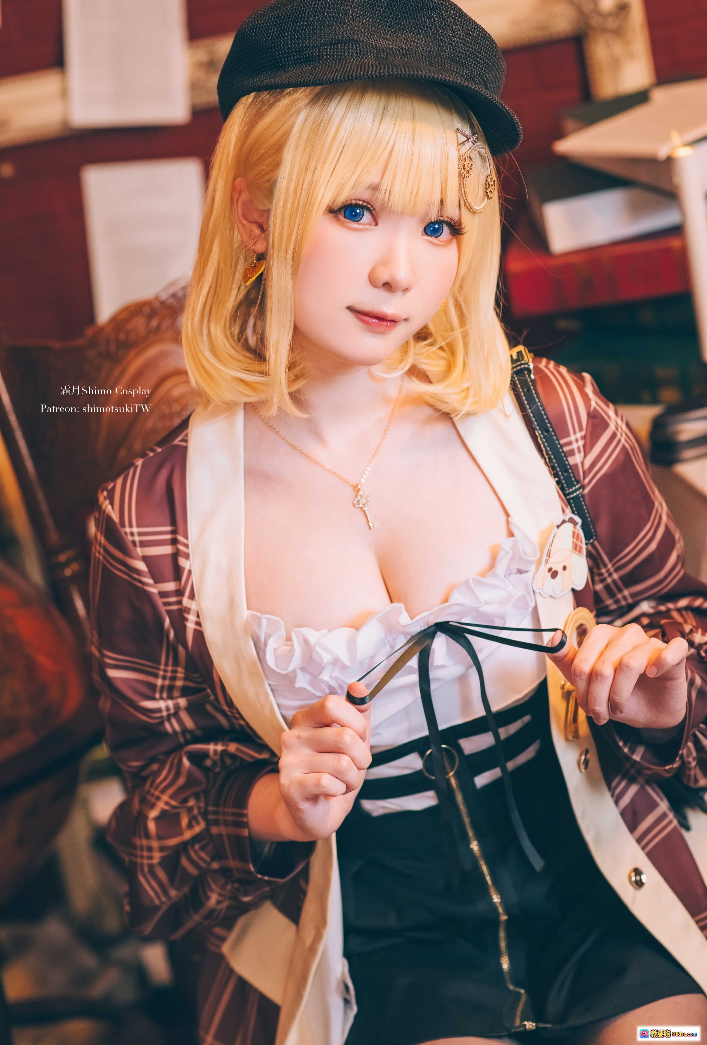 图片[1] - 霜月Shimo Cosplay华生·阿米莉亚 | 金发蓝瞳格纹外套 | 复古侦探风写真 | 精致配饰与蕾丝细节 | 高清11P美图 - 就要吻