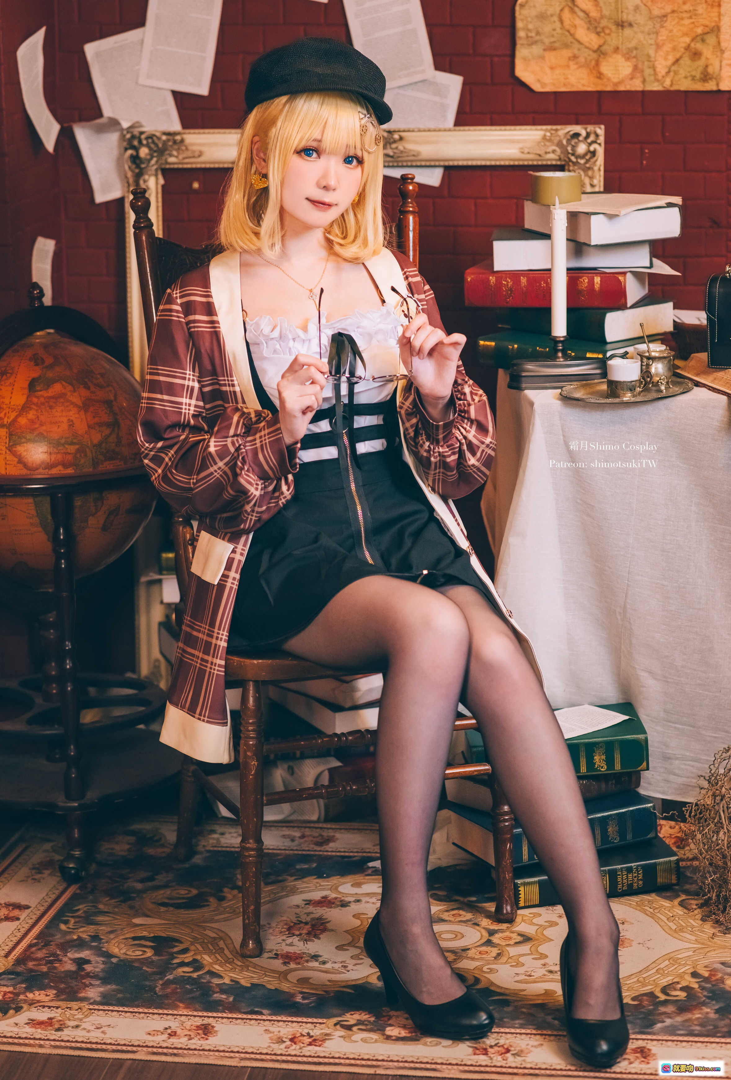 图片[9] - 霜月Shimo Cosplay华生·阿米莉亚 | 金发蓝瞳格纹外套 | 复古侦探风写真 | 精致配饰与蕾丝细节 | 高清11P美图 - 就要吻