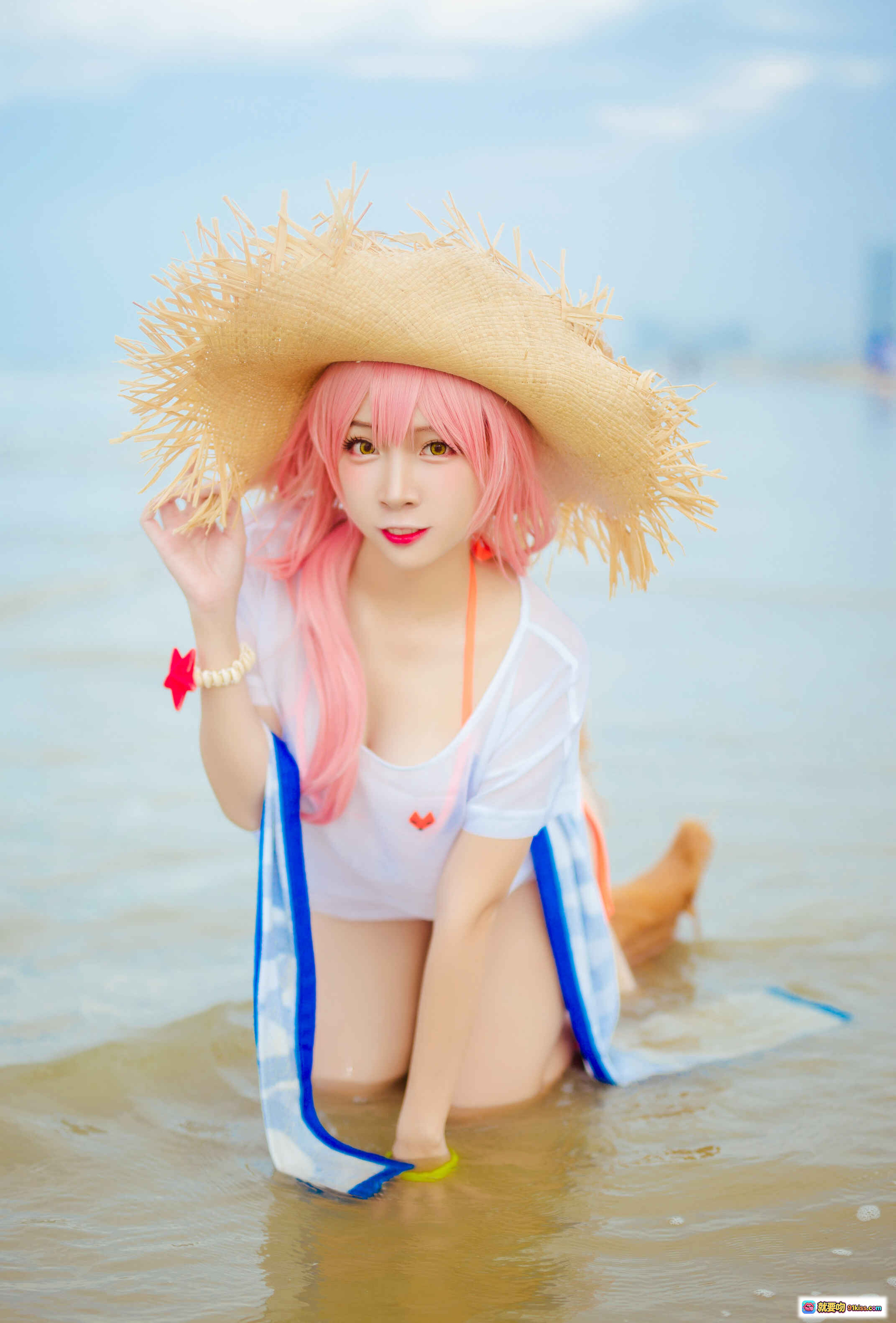 图片[1] - 二佐Nisa NO.097 玉藻前泳装Cosplay 海滩粉色长发草帽白蓝泳衣写真 30P高清图集 - 就要吻