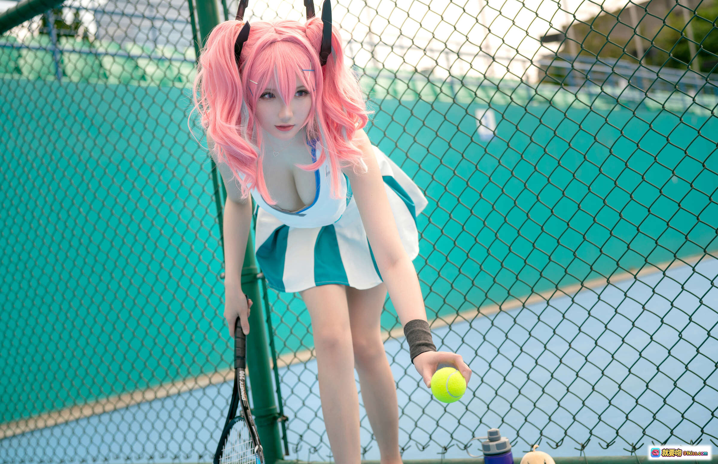 图片[4] - 瓜希酱NO.001布莱默顿cosplay 粉发双马尾网球少女 绿白运动装持拍坐 bench 二次元写真美图 - 就要吻