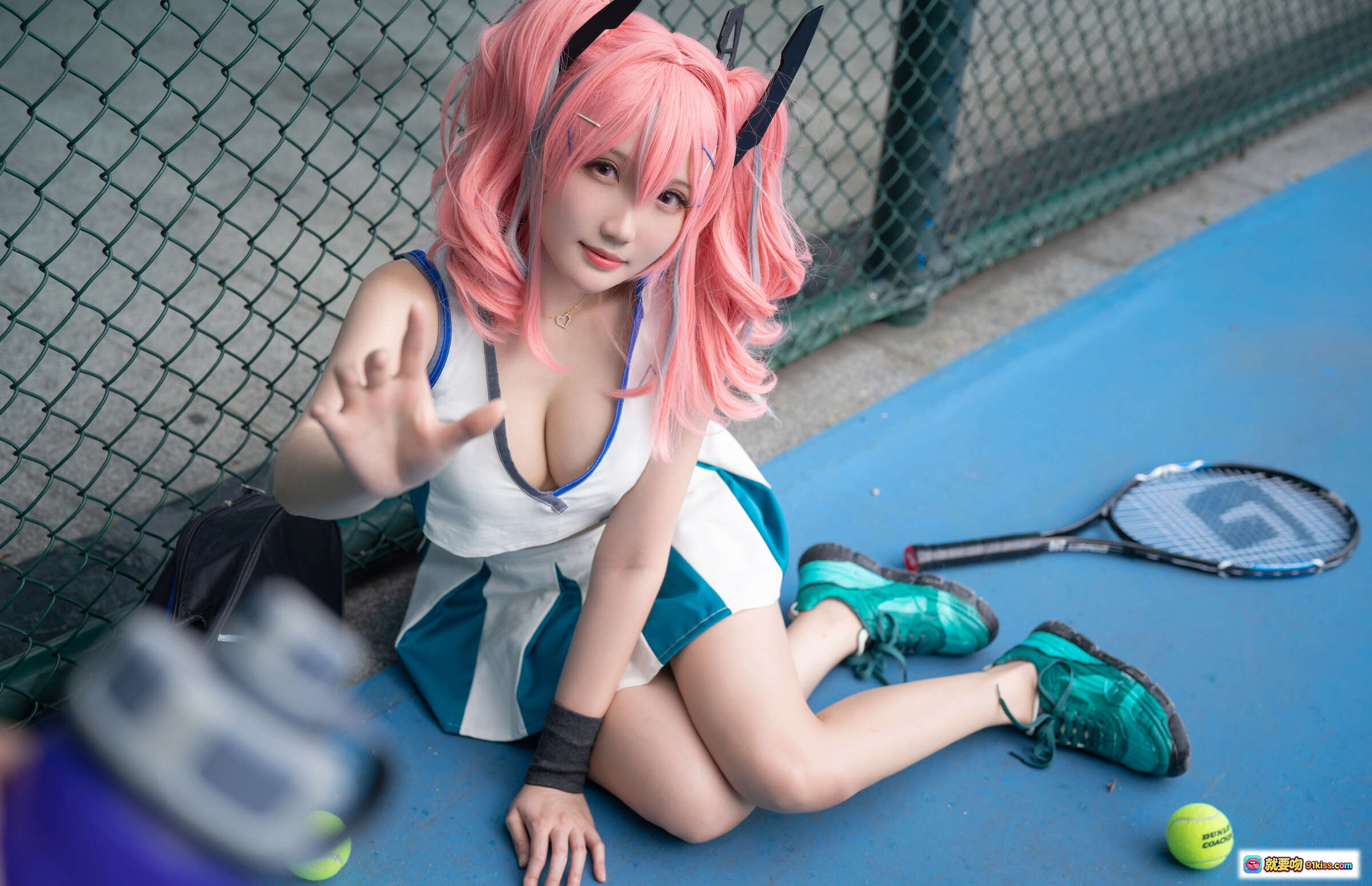 图片[5] - 瓜希酱NO.001布莱默顿cosplay 粉发双马尾网球少女 绿白运动装持拍坐 bench 二次元写真美图 - 就要吻