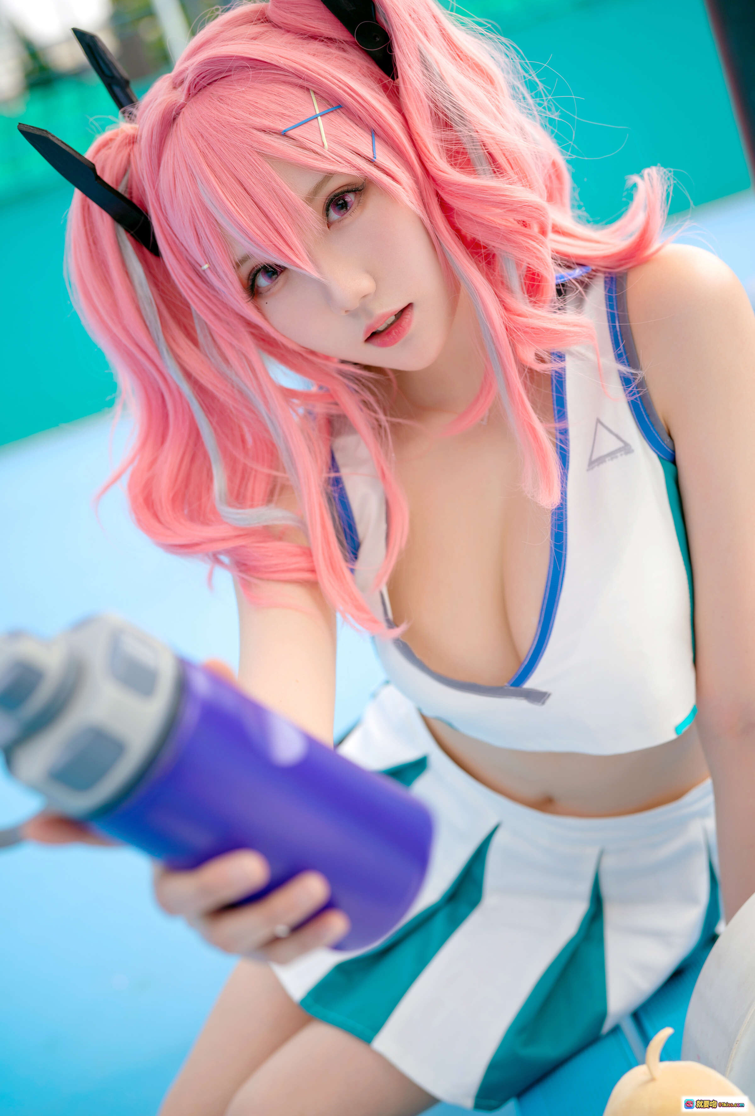 图片[2] - 瓜希酱NO.001布莱默顿cosplay 粉发双马尾网球少女 绿白运动装持拍坐 bench 二次元写真美图 - 就要吻