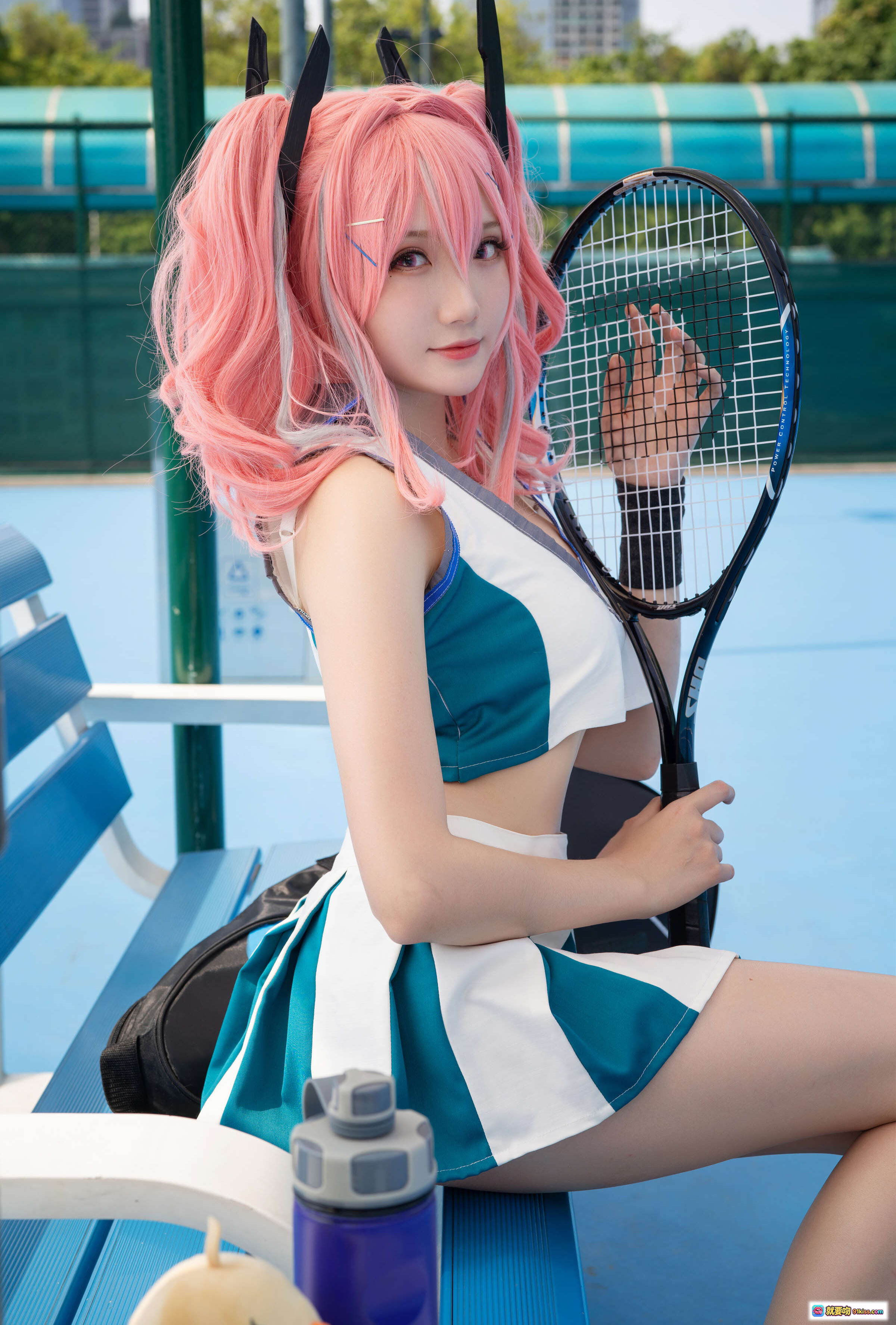 图片[1] - 瓜希酱NO.001布莱默顿cosplay 粉发双马尾网球少女 绿白运动装持拍坐 bench 二次元写真美图 - 就要吻