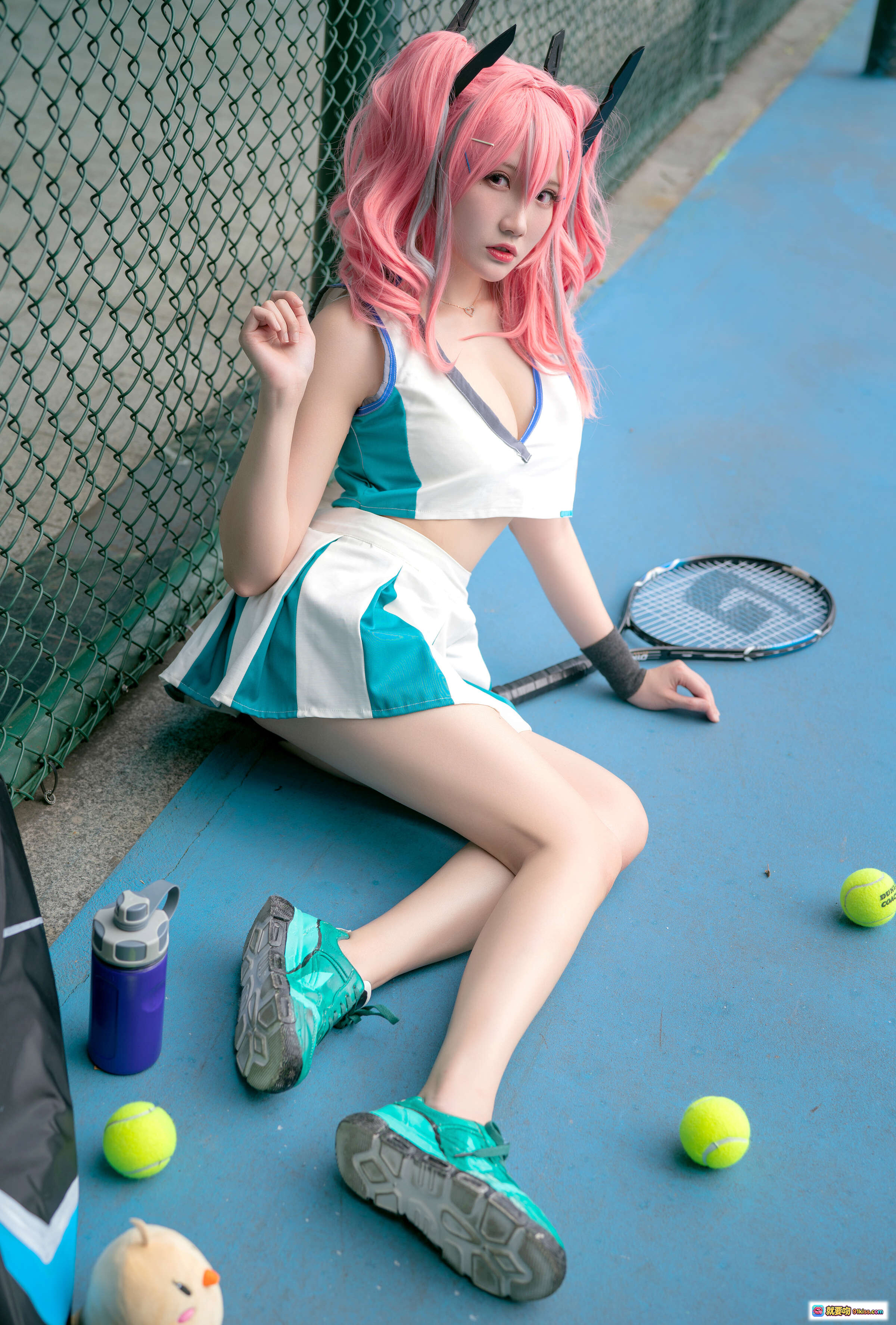 图片[9] - 瓜希酱NO.001布莱默顿cosplay 粉发双马尾网球少女 绿白运动装持拍坐 bench 二次元写真美图 - 就要吻