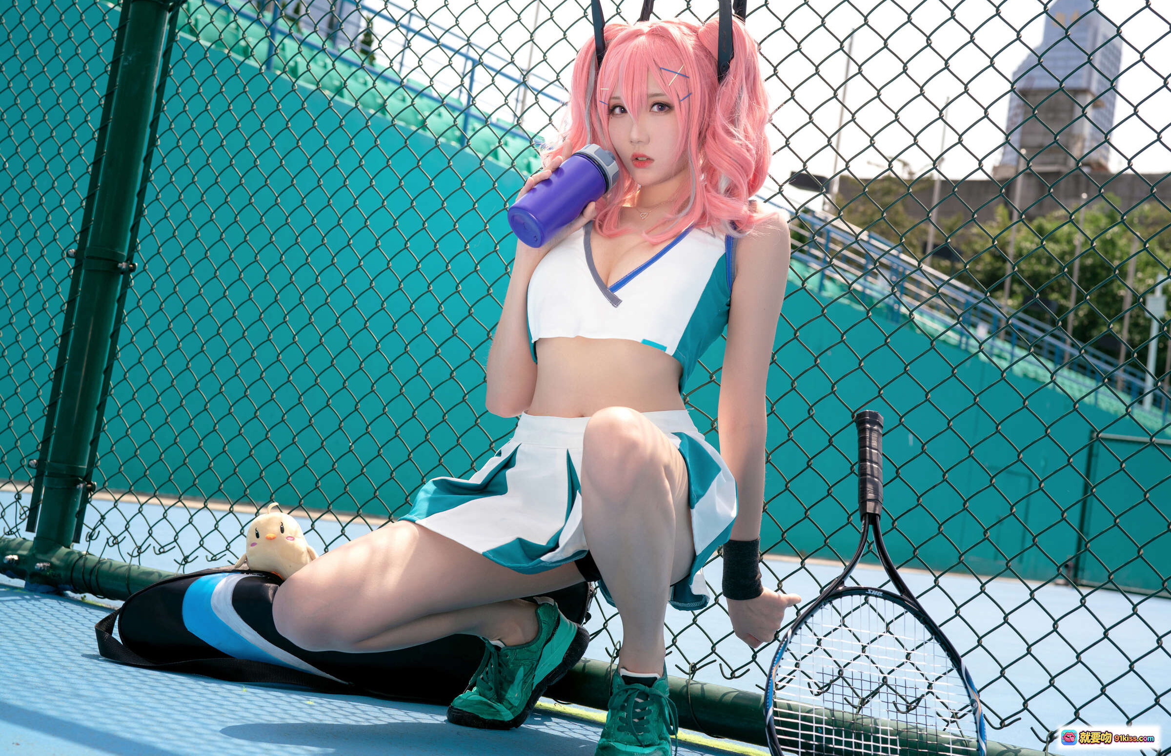 图片[7] - 瓜希酱NO.001布莱默顿cosplay 粉发双马尾网球少女 绿白运动装持拍坐 bench 二次元写真美图 - 就要吻