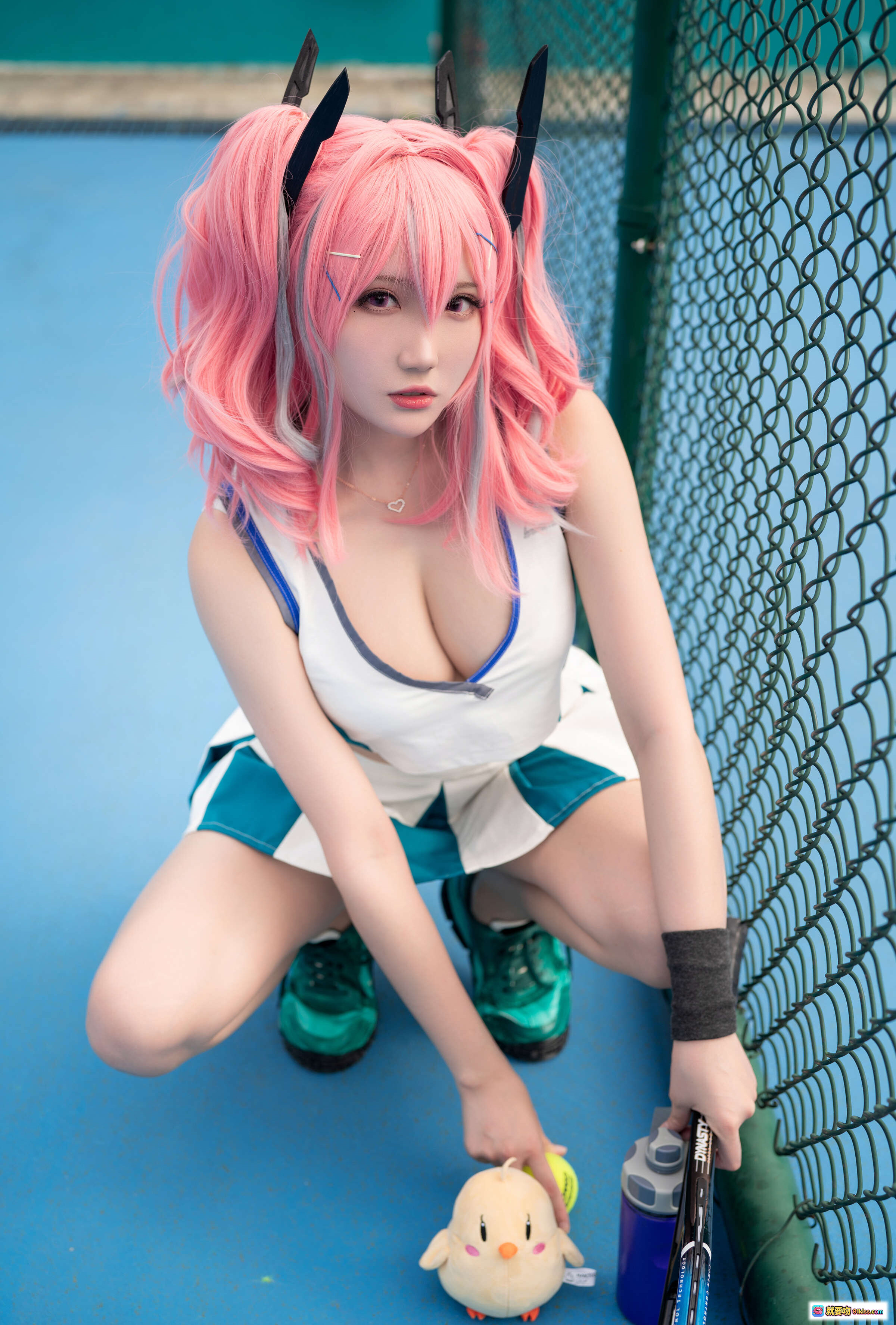 图片[3] - 瓜希酱NO.001布莱默顿cosplay 粉发双马尾网球少女 绿白运动装持拍坐 bench 二次元写真美图 - 就要吻