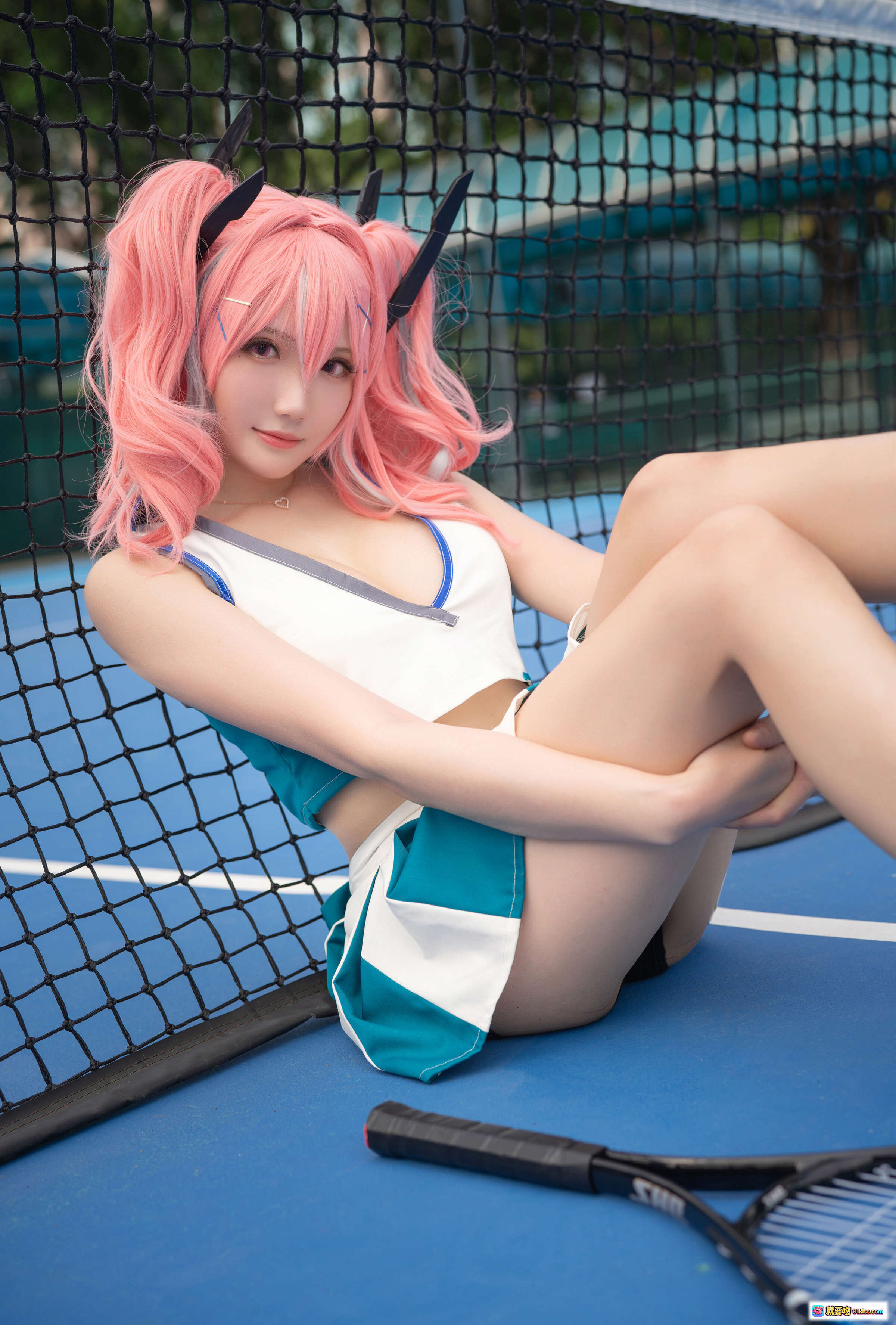 图片[10] - 瓜希酱NO.001布莱默顿cosplay 粉发双马尾网球少女 绿白运动装持拍坐 bench 二次元写真美图 - 就要吻