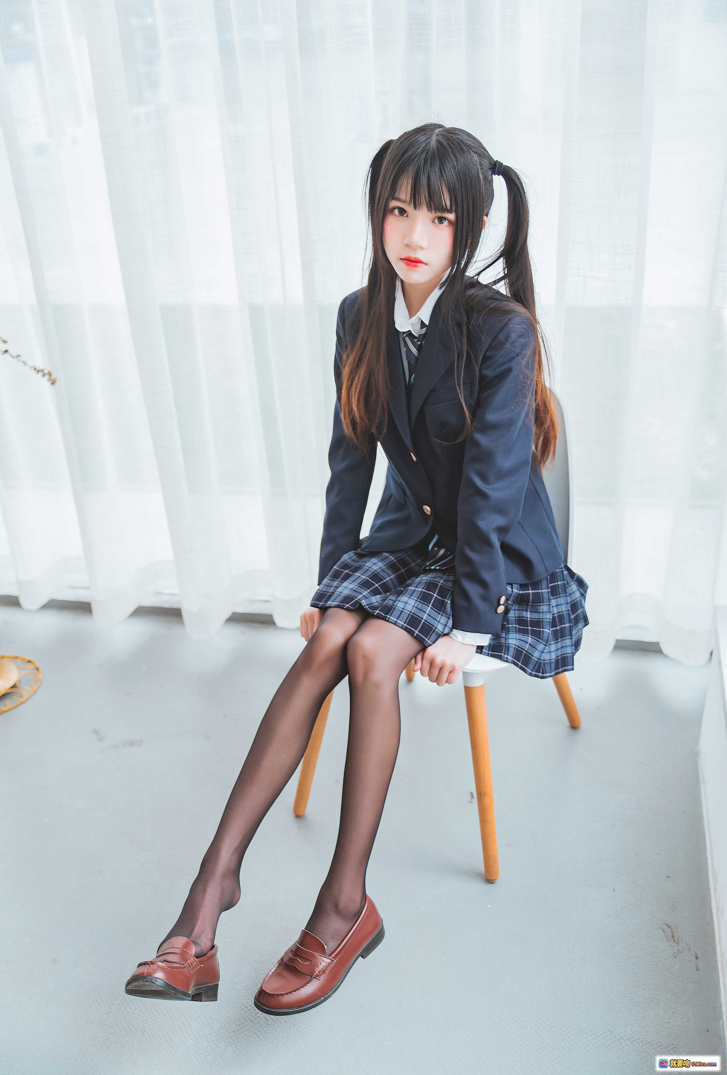 图片[2] - 桜桃喵042冬季制服丝袜美腿写真 | 双马尾少女学院风黑丝穿搭 | 45P高清图集 - 就要吻