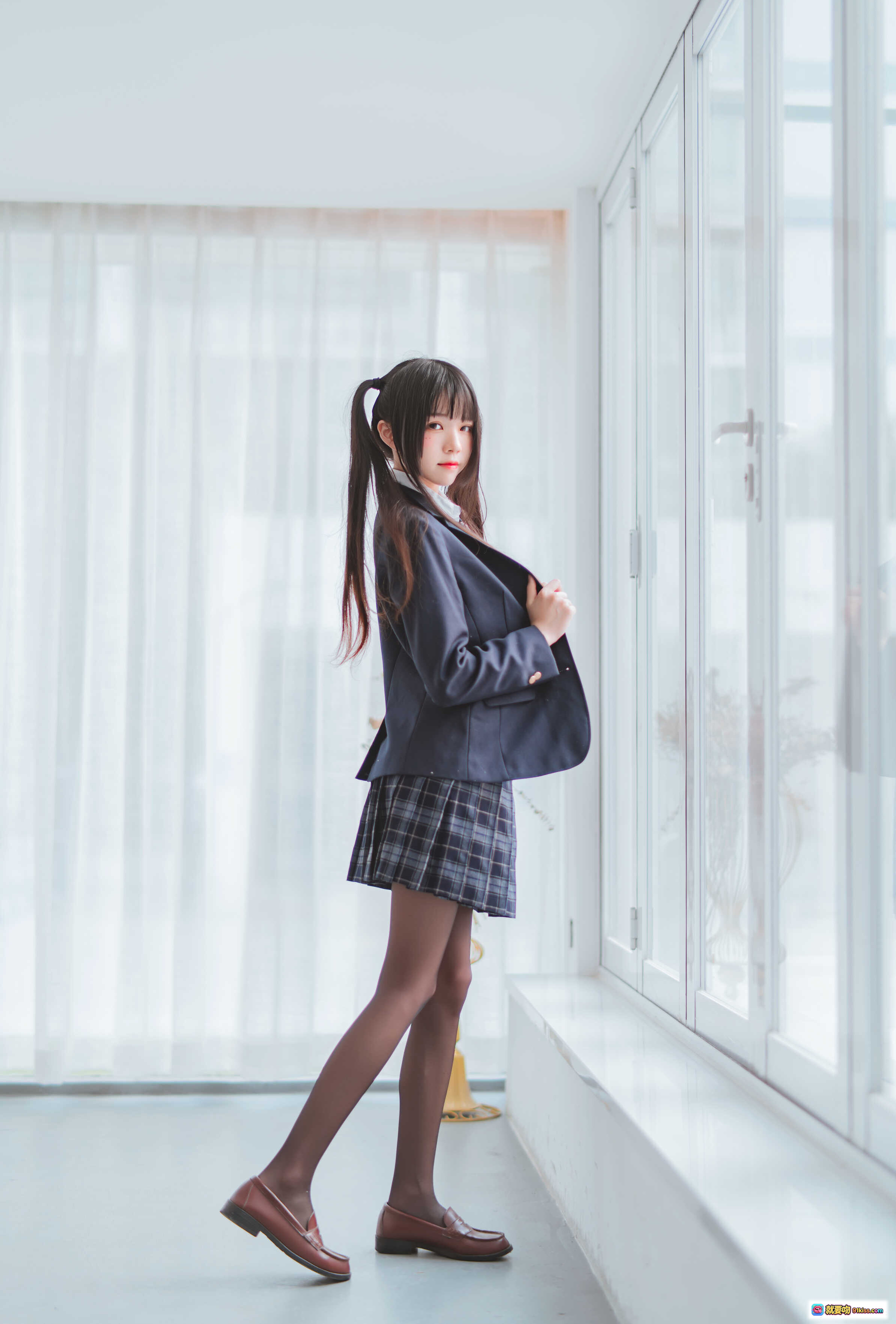 图片[3] - 桜桃喵042冬季制服丝袜美腿写真 | 双马尾少女学院风黑丝穿搭 | 45P高清图集 - 就要吻