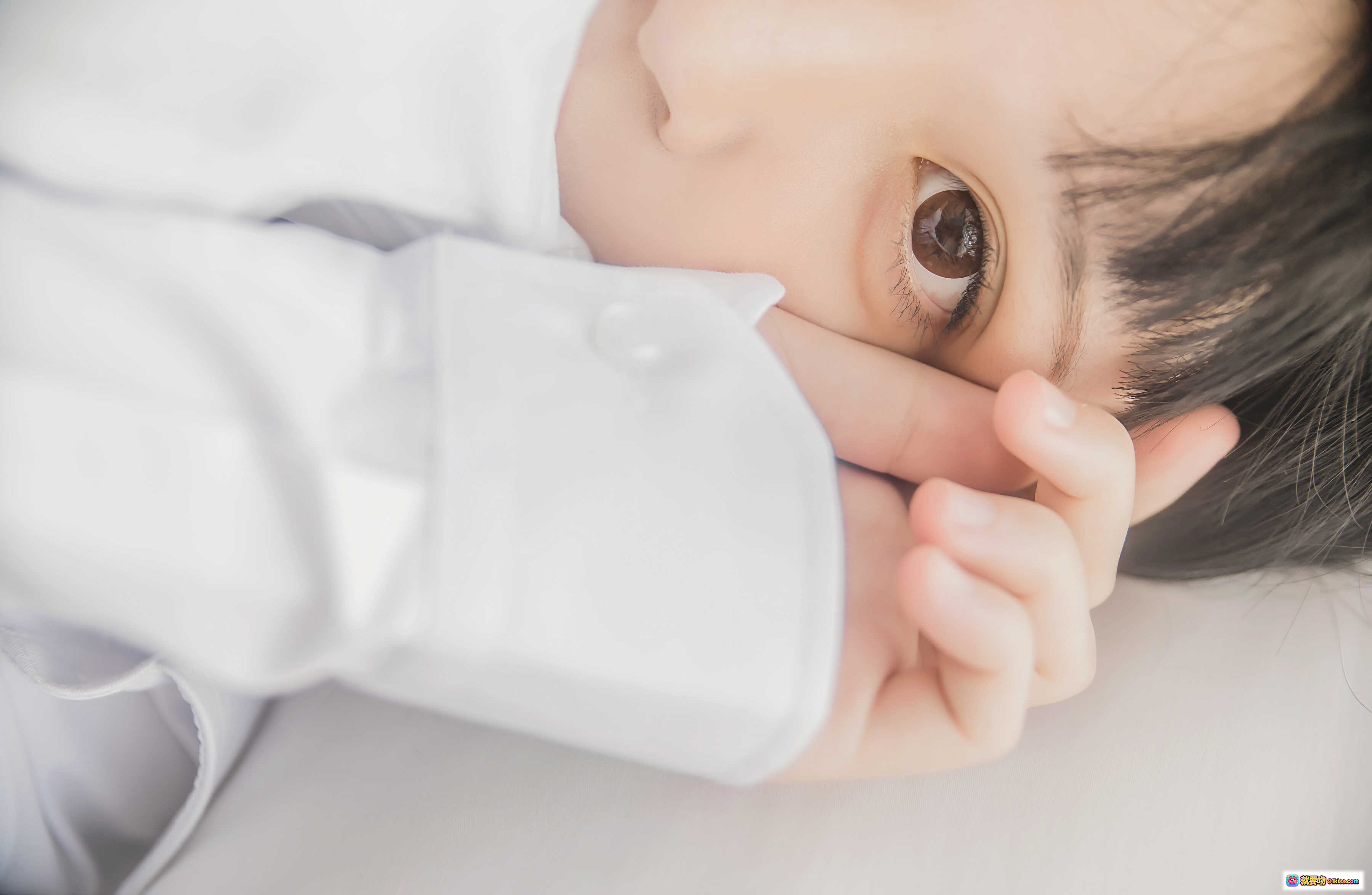 图片[2] - 桜桃喵白衬衫睡姿写真｜纯欲风少女卧室私房照｜49P高清图集｜温柔慵懒氛围感美图 - 就要吻