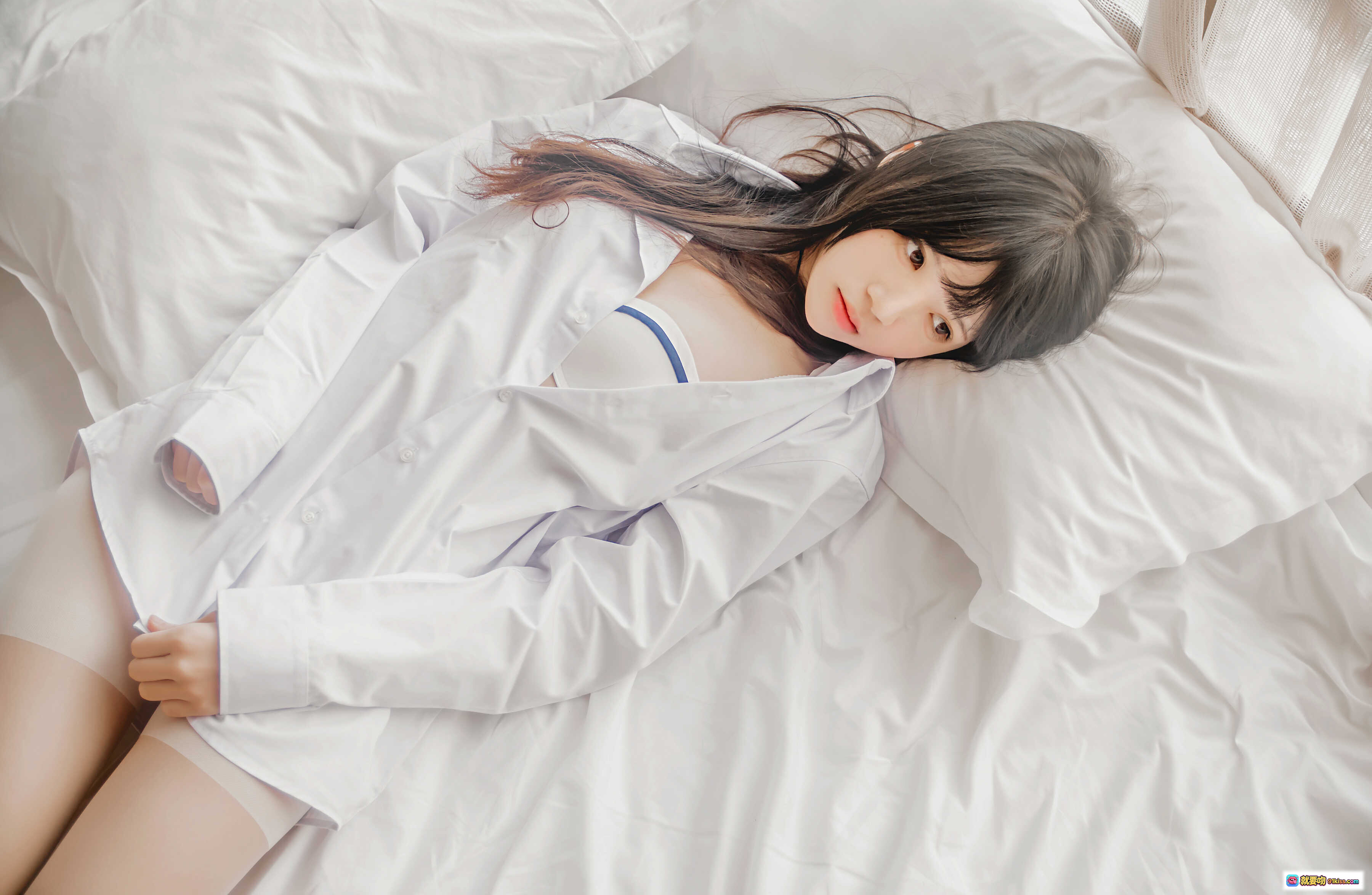 图片[8] - 桜桃喵白衬衫睡姿写真｜纯欲风少女卧室私房照｜49P高清图集｜温柔慵懒氛围感美图 - 就要吻