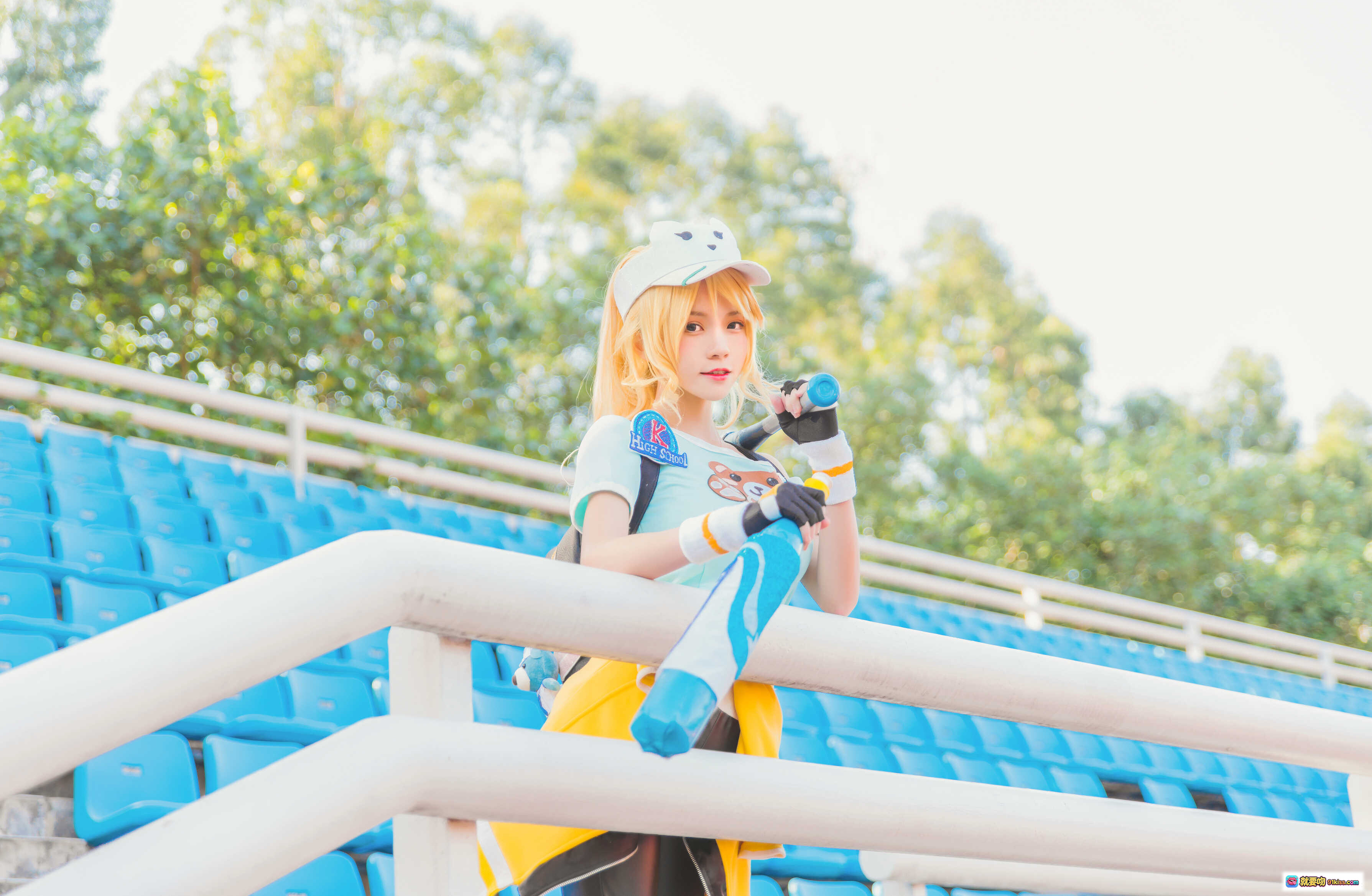 图片[1] - 桜桃喵花木兰青春决赛季cosplay写真 | 蓝色座椅体育场外景 | 金发白帽运动风造型 | 高清12P美图 - 就要吻