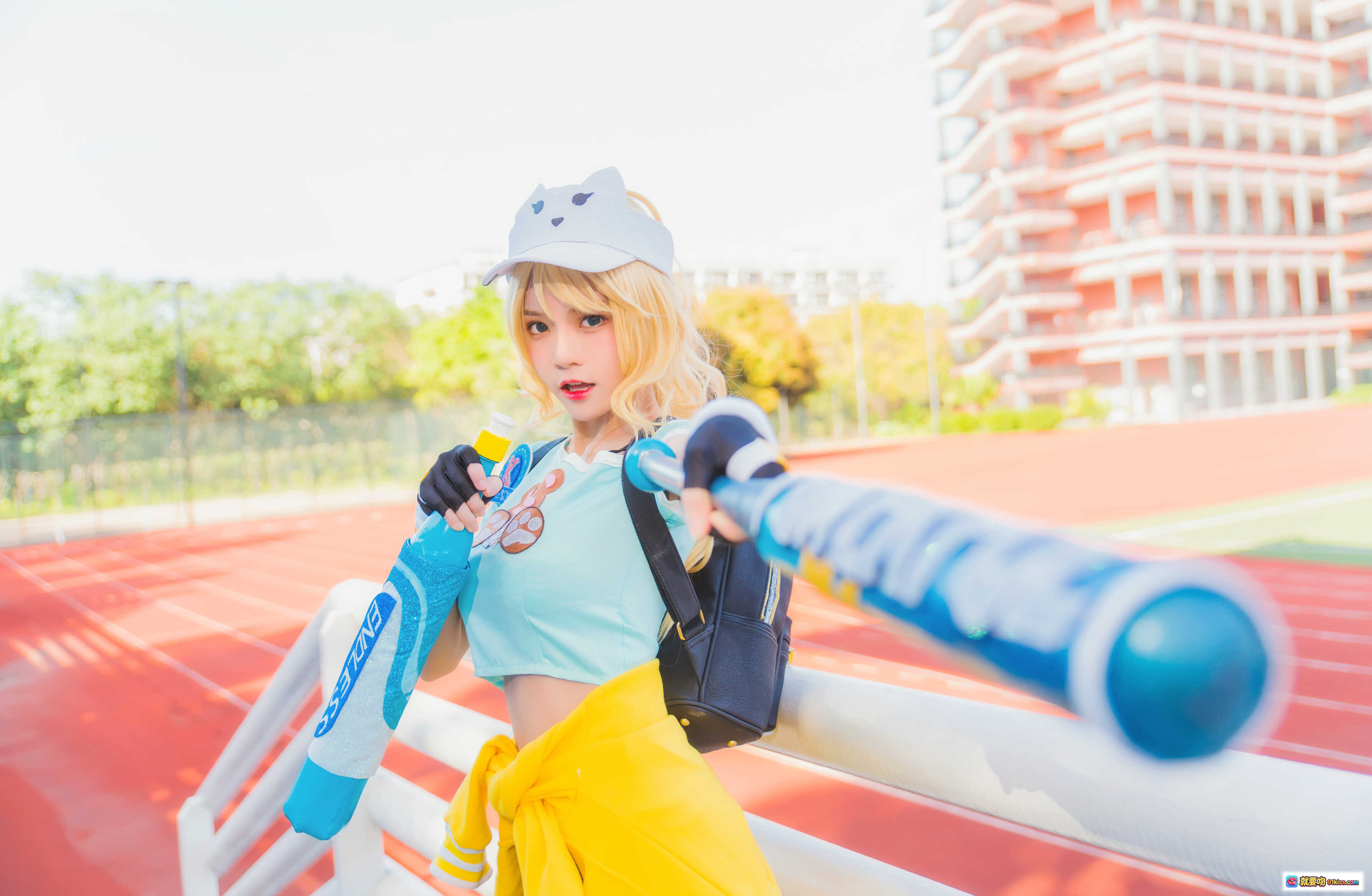 图片[2] - 桜桃喵花木兰青春决赛季cosplay写真 | 蓝色座椅体育场外景 | 金发白帽运动风造型 | 高清12P美图 - 就要吻