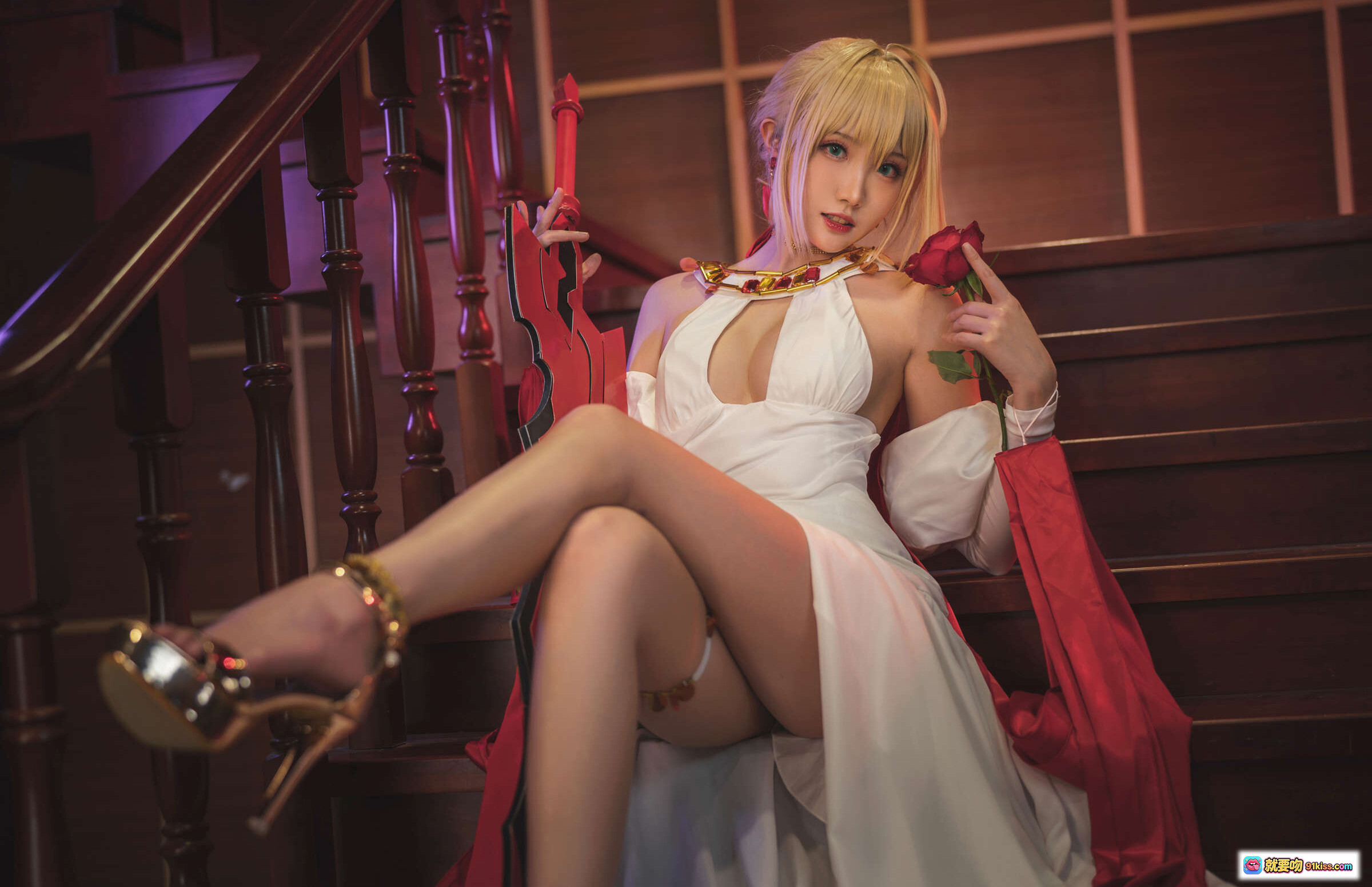 图片[3] - 瓜希酱NO.016尼禄英灵正装Cosplay 白裙红披风玫瑰金杯楼梯场景高清写真 - 就要吻