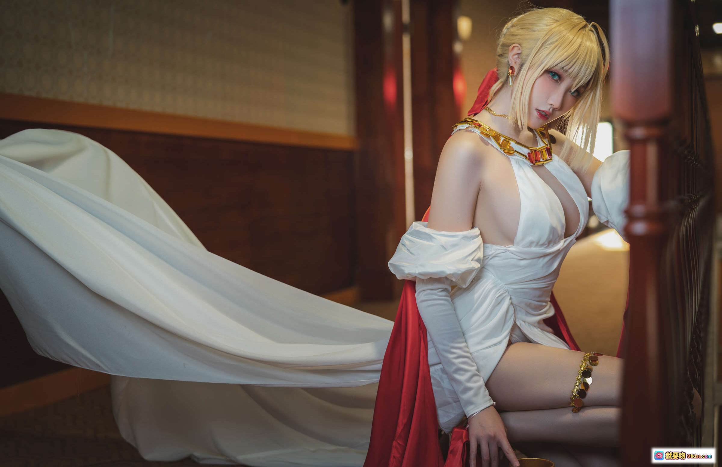 图片[4] - 瓜希酱NO.016尼禄英灵正装Cosplay 白裙红披风玫瑰金杯楼梯场景高清写真 - 就要吻