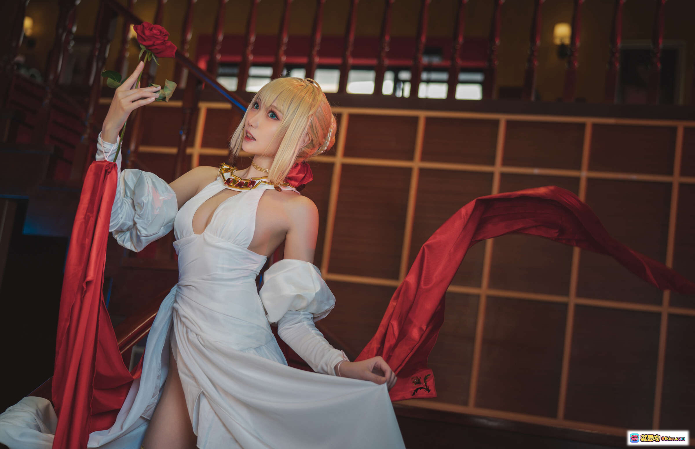 图片[5] - 瓜希酱NO.016尼禄英灵正装Cosplay 白裙红披风玫瑰金杯楼梯场景高清写真 - 就要吻
