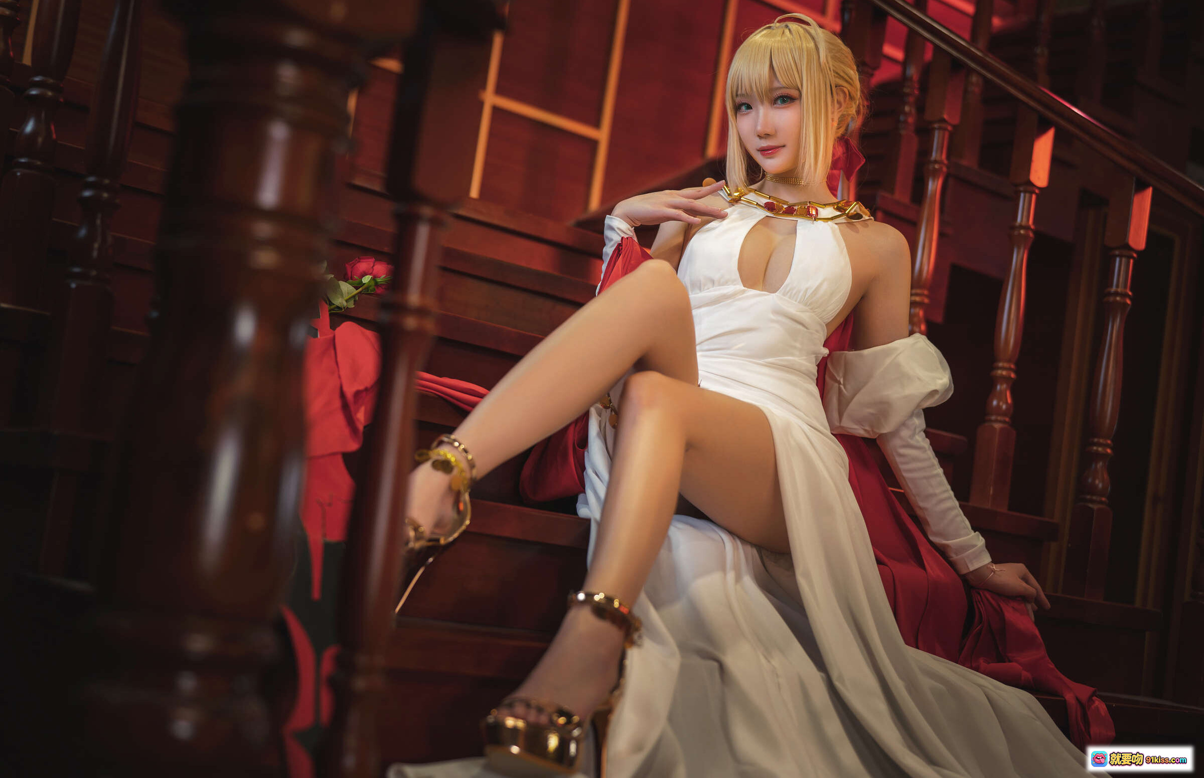 图片[7] - 瓜希酱NO.016尼禄英灵正装Cosplay 白裙红披风玫瑰金杯楼梯场景高清写真 - 就要吻