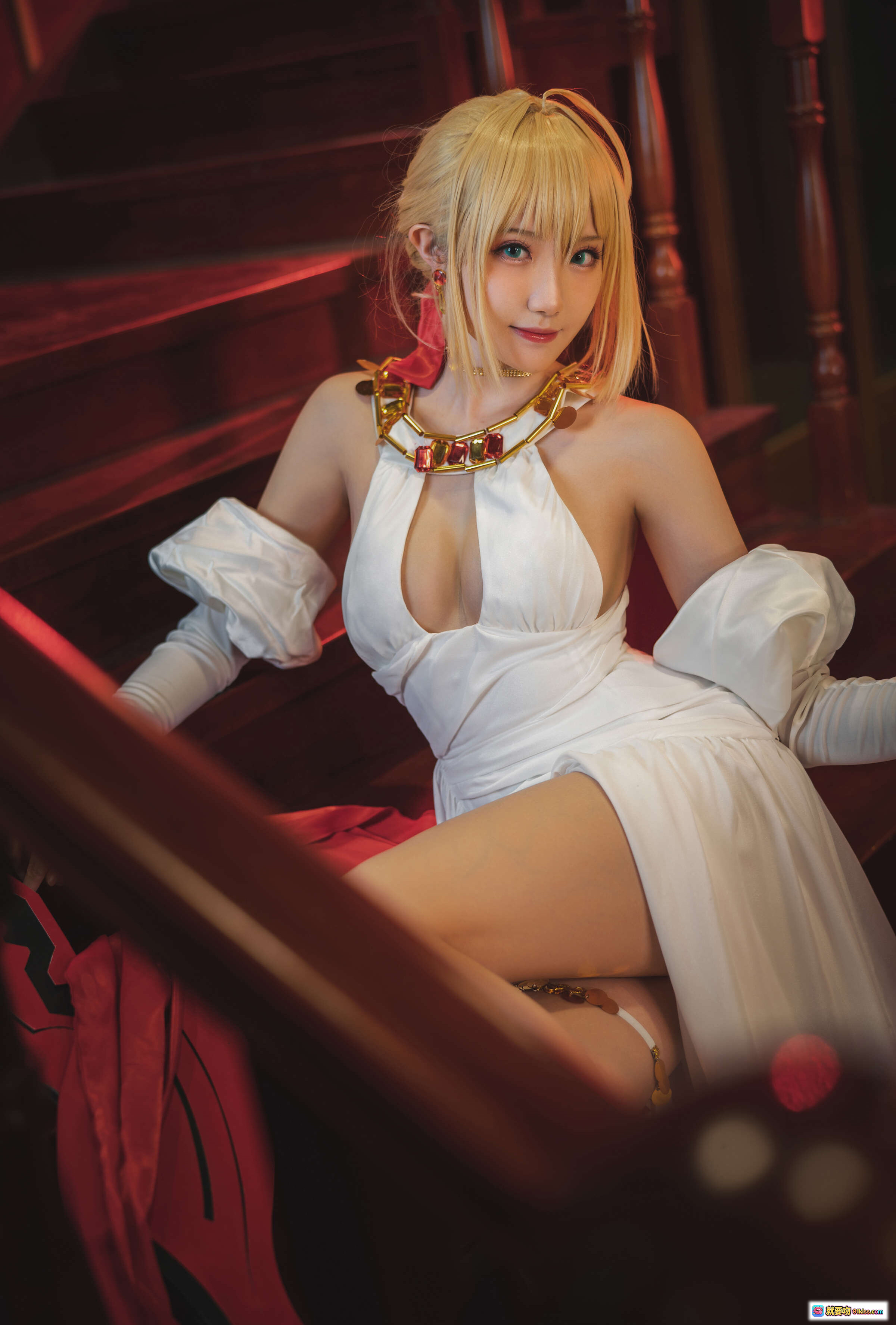 图片[2] - 瓜希酱NO.016尼禄英灵正装Cosplay 白裙红披风玫瑰金杯楼梯场景高清写真 - 就要吻