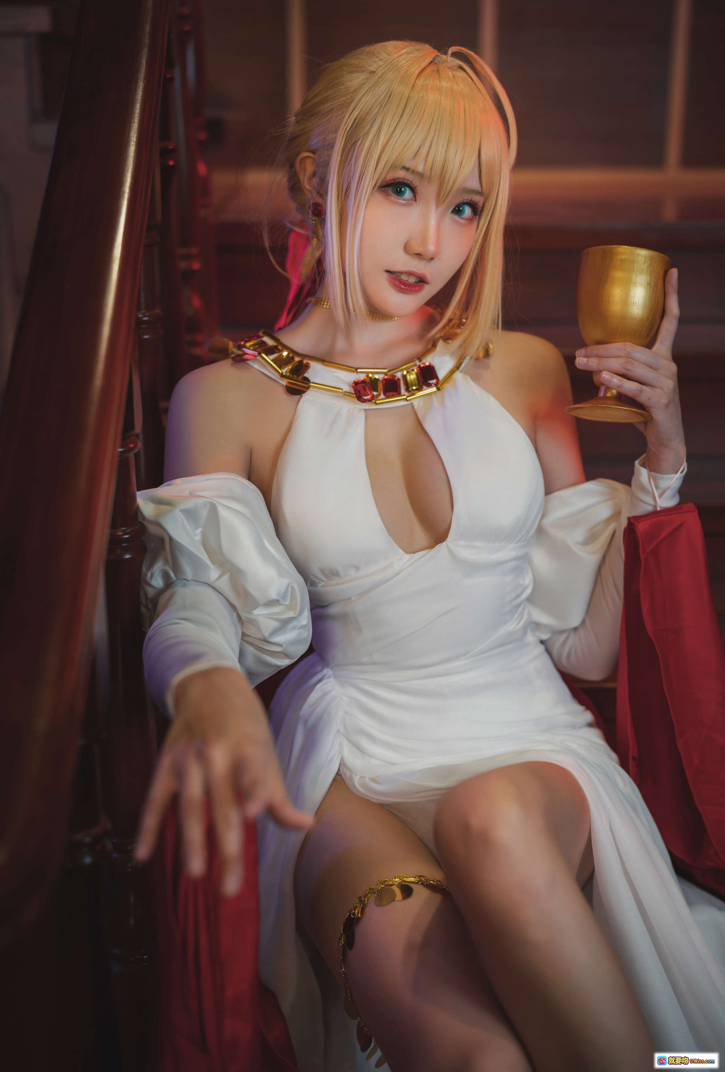 图片[10] - 瓜希酱NO.016尼禄英灵正装Cosplay 白裙红披风玫瑰金杯楼梯场景高清写真 - 就要吻